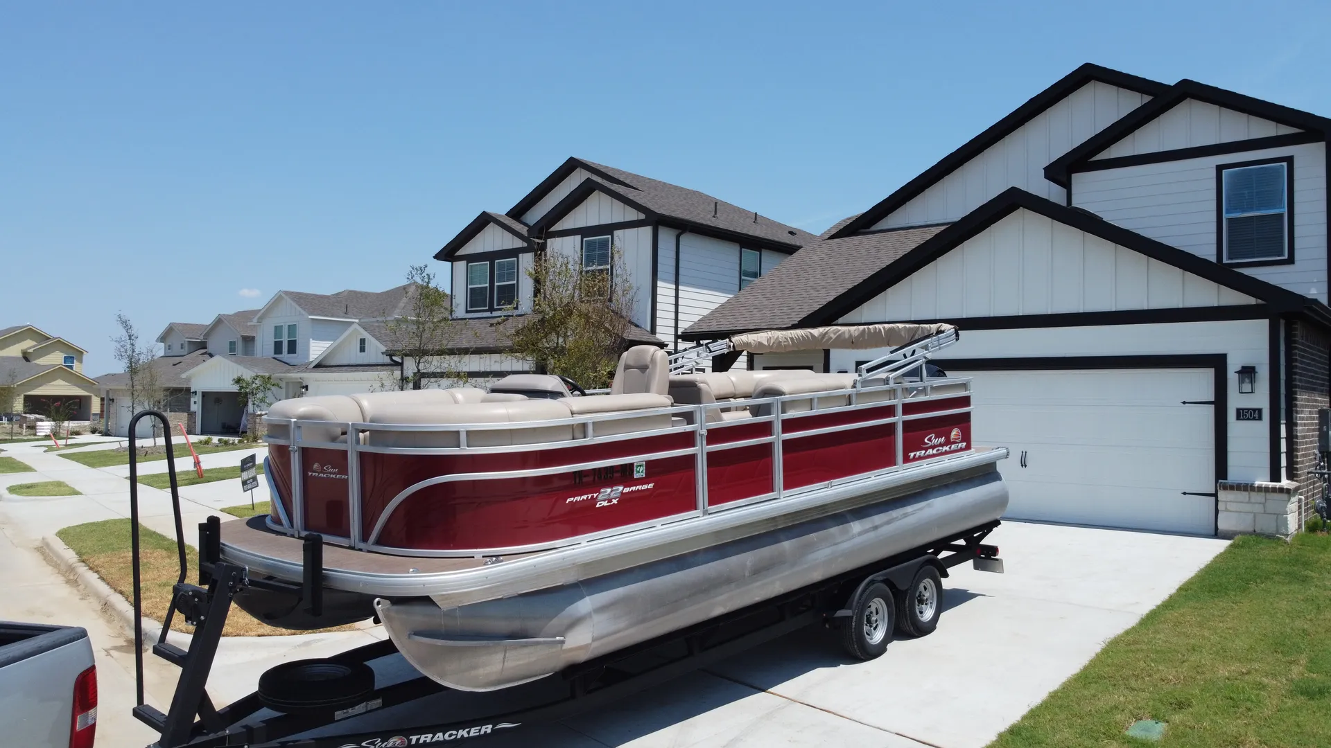 Brand New 2024 Sun Tracker Pontoon – Lounge-Ready for Family Fun!