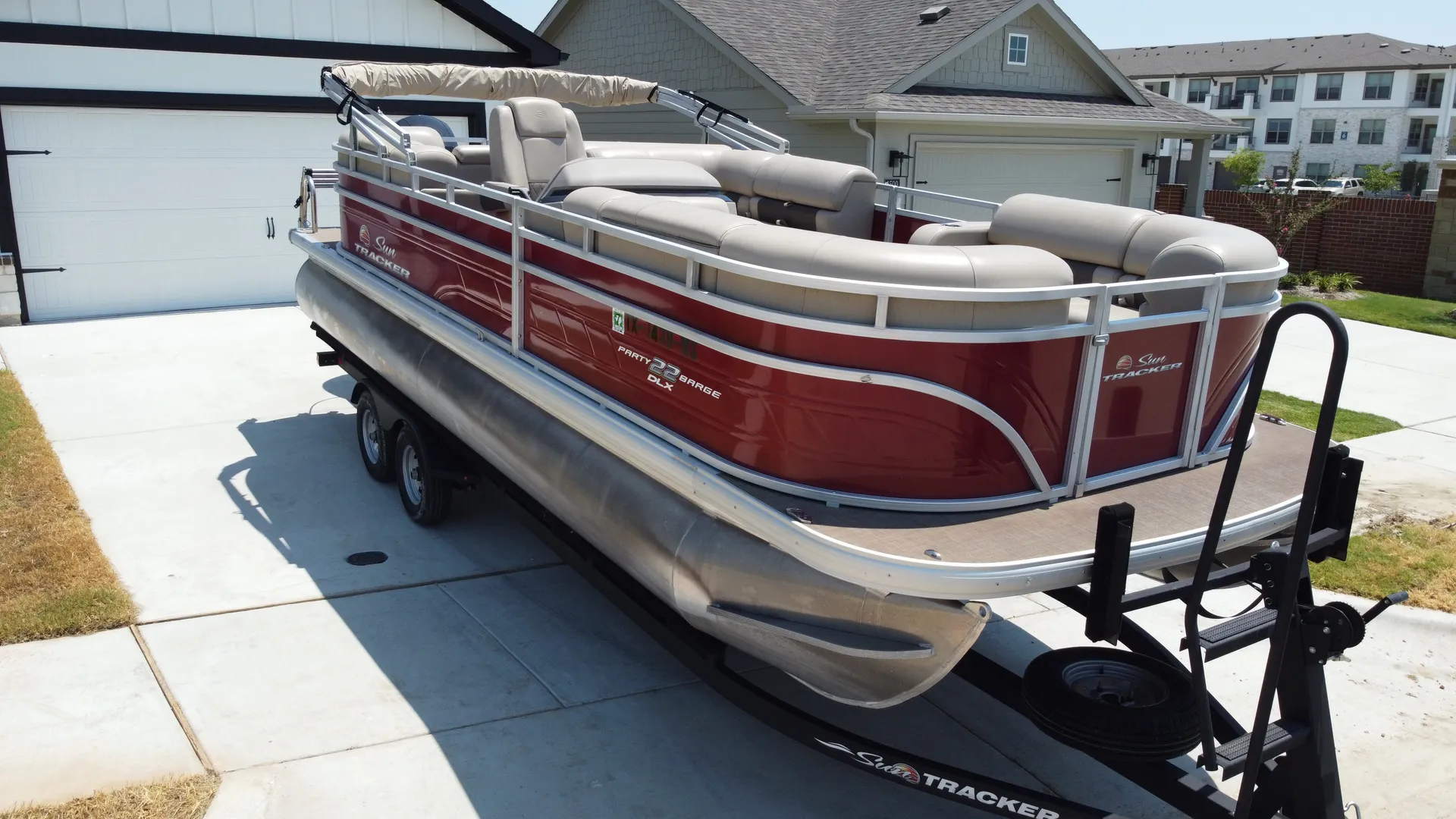 Brand New 2024 Sun Tracker Pontoon – Lounge-Ready for Family Fun!