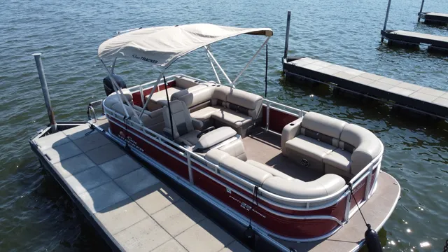 Rent a SUN TRACKER pontoon in Saginaw, TX near me