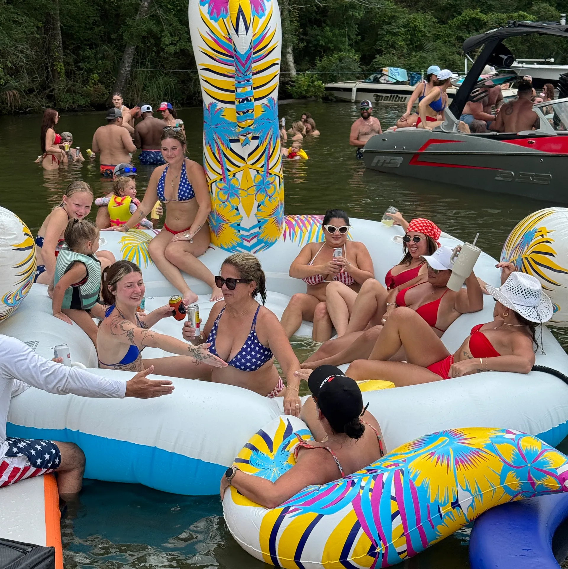 28ft Luxury Tri-Toon w/ Captain | Lake Conroe