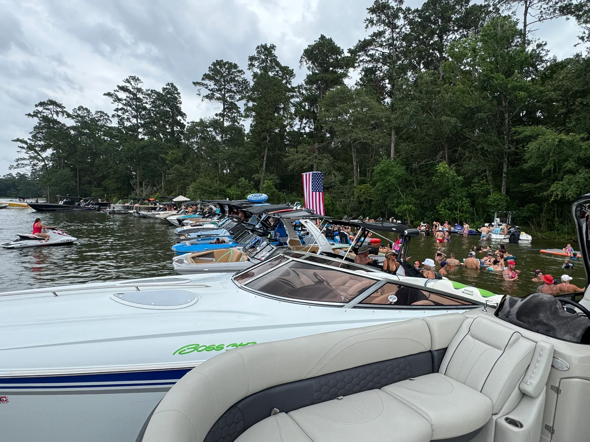 28ft Luxury Tri-Toon w/ Captain | Lake Conroe