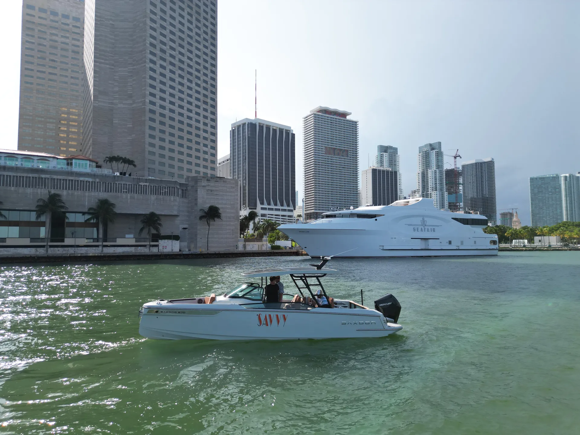 27’ Luxury Yacht – Miami Cruise, Sandbar & Sunset Charter