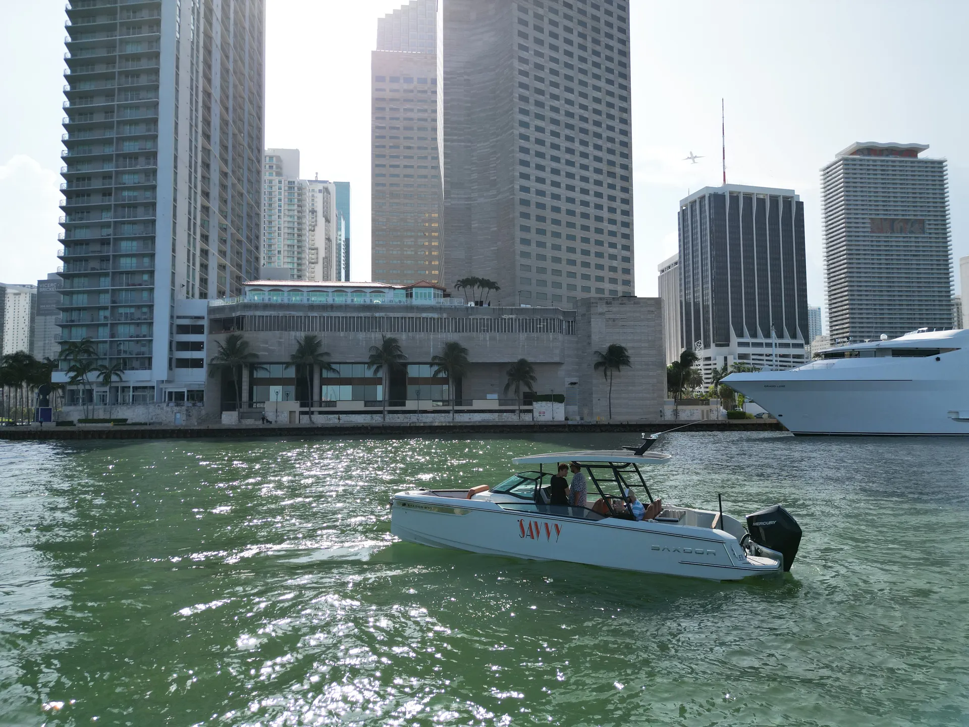 27’ Luxury Yacht – Miami Cruise, Sandbar & Sunset Charter