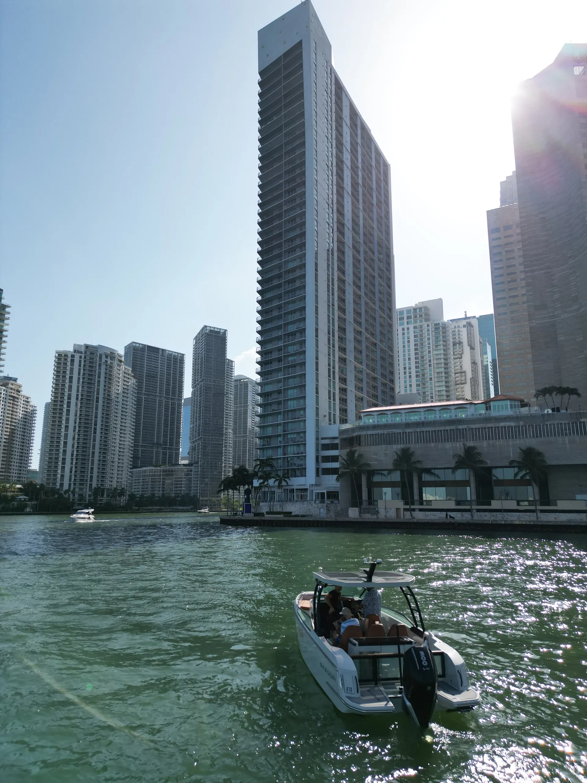 27’ Luxury Yacht – Miami Cruise, Sandbar & Sunset Charter