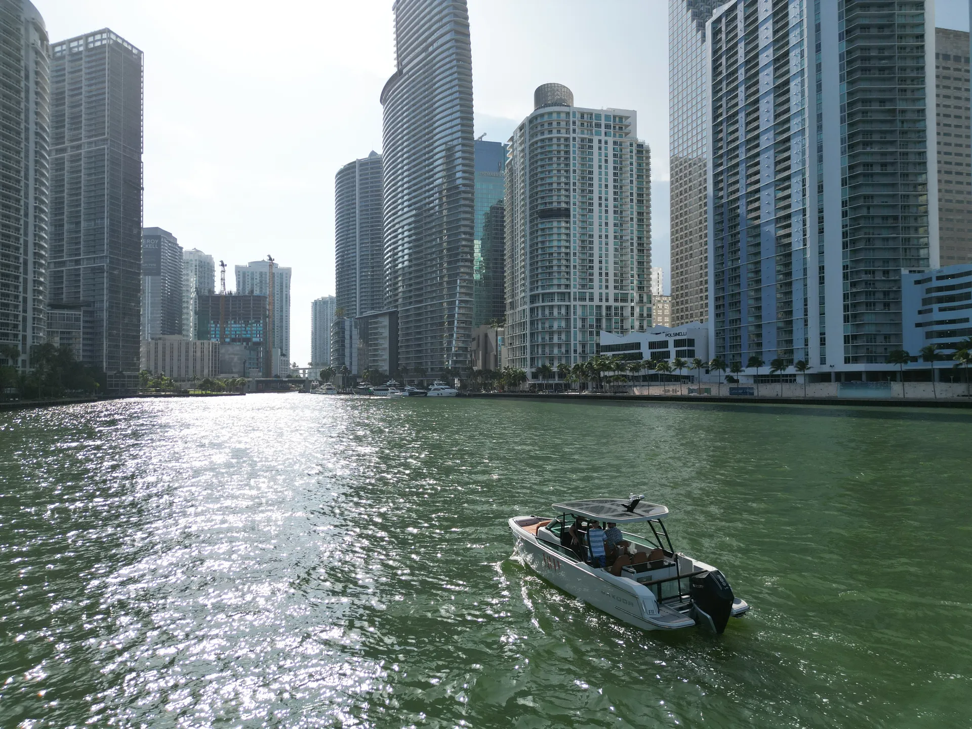 27’ Luxury Yacht – Miami Cruise, Sandbar & Sunset Charter