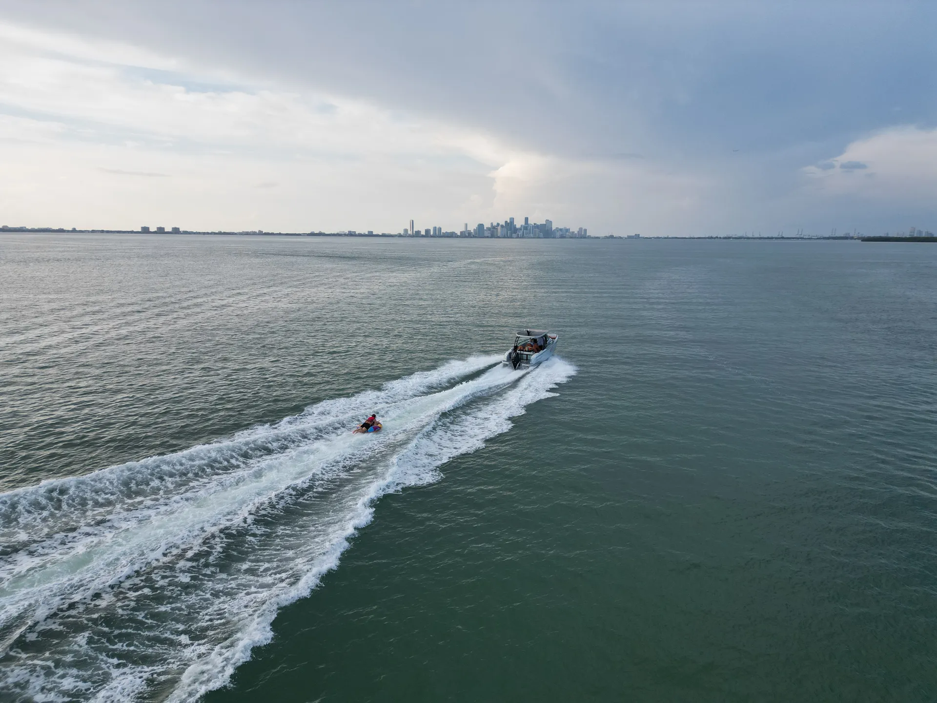 27’ Luxury Yacht – Miami Cruise, Sandbar & Sunset Charter