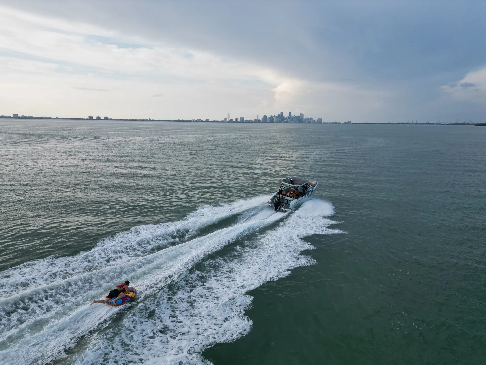 27’ Luxury Yacht – Miami Cruise, Sandbar & Sunset Charter