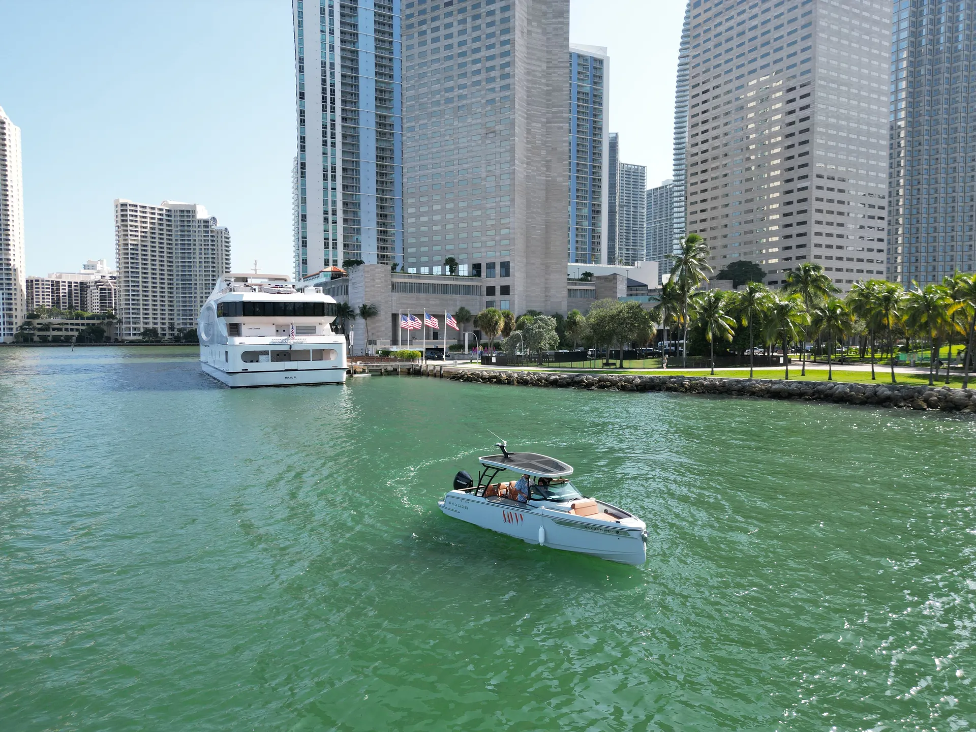 27’ Luxury Yacht – Miami Cruise, Sandbar & Sunset Charter