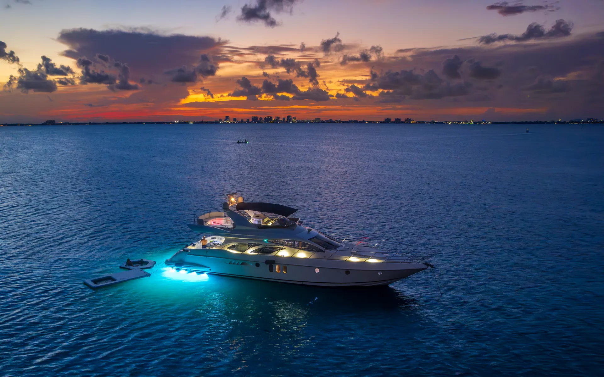 Luxury Azimut 62' Yacht