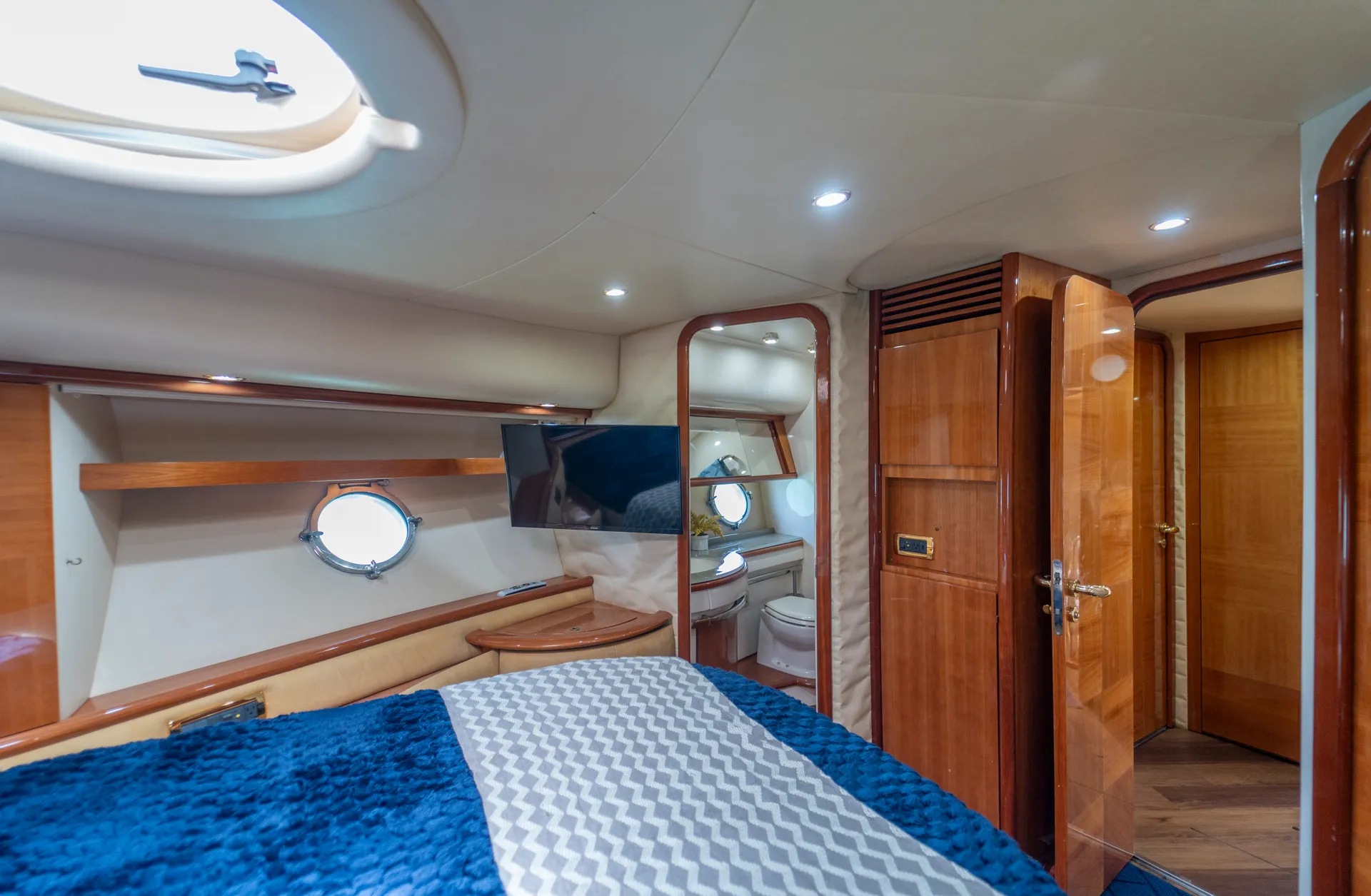 Luxury Azimut 62' Yacht