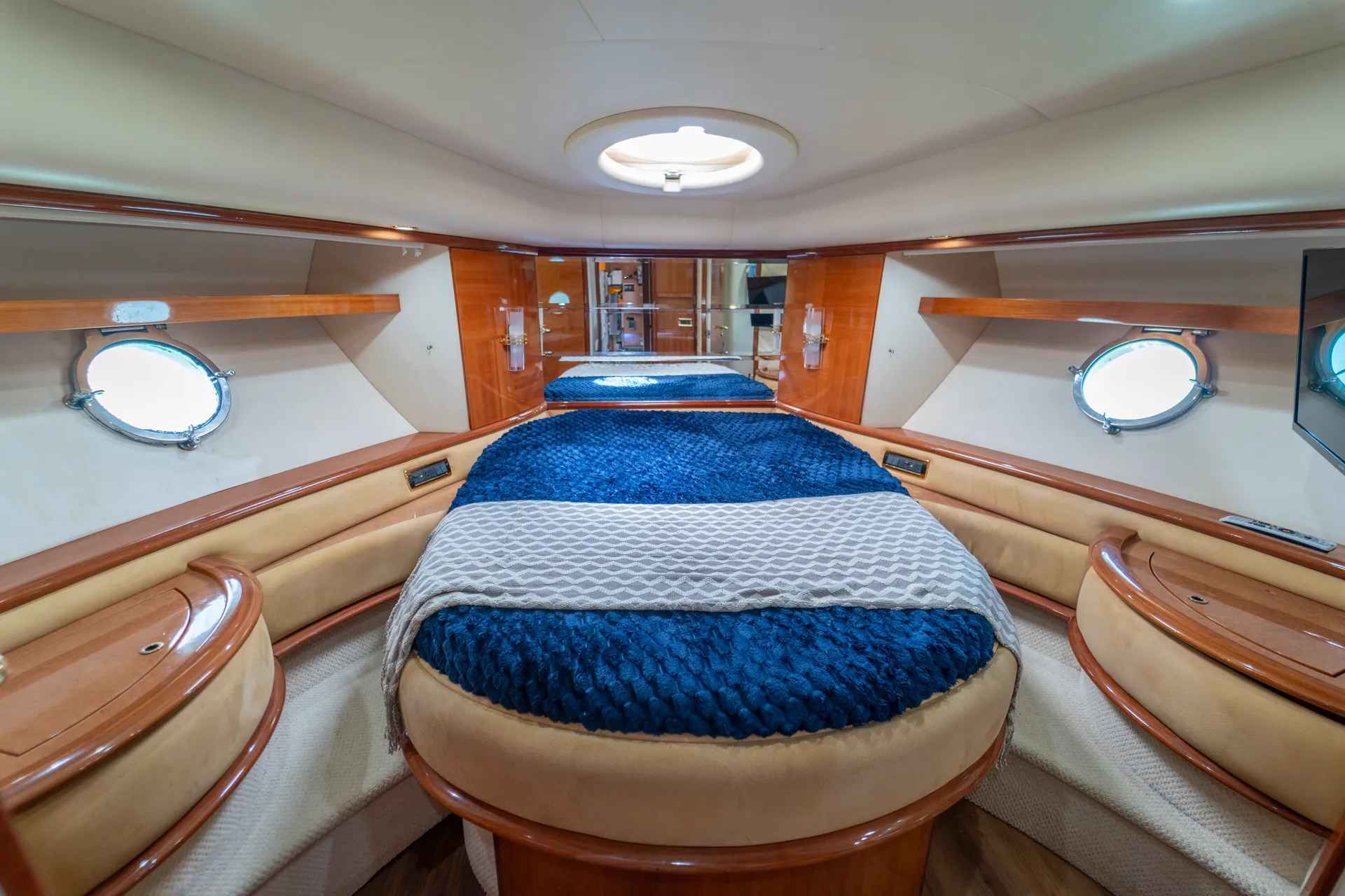 Luxury Azimut 62' Yacht