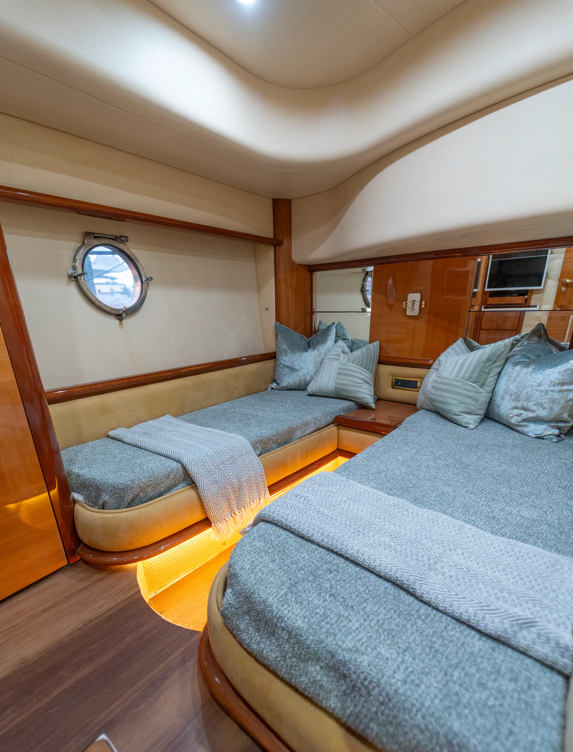 Luxury Azimut 62' Yacht