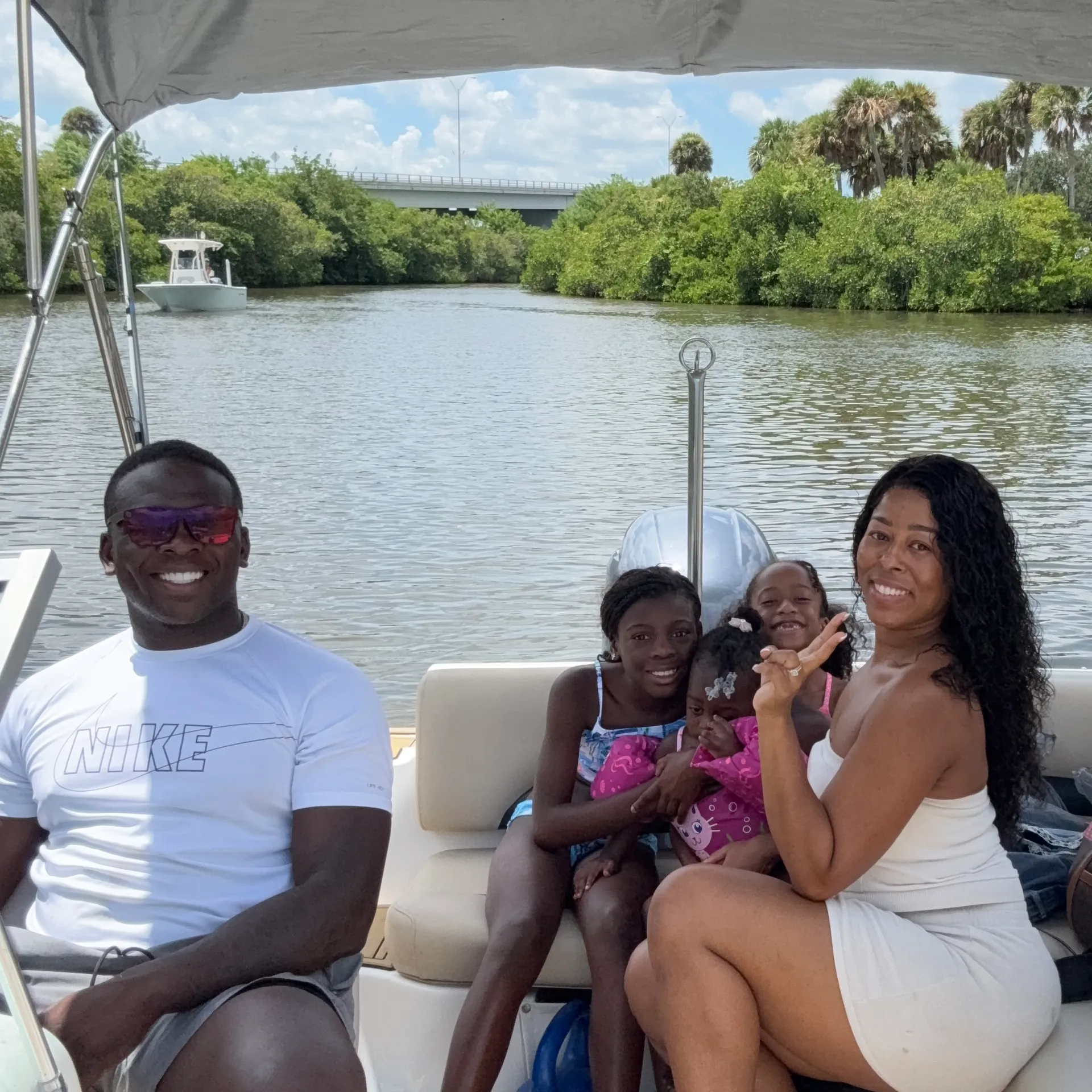 Fun Spacious Deck Boat Seats up to 10 Guests