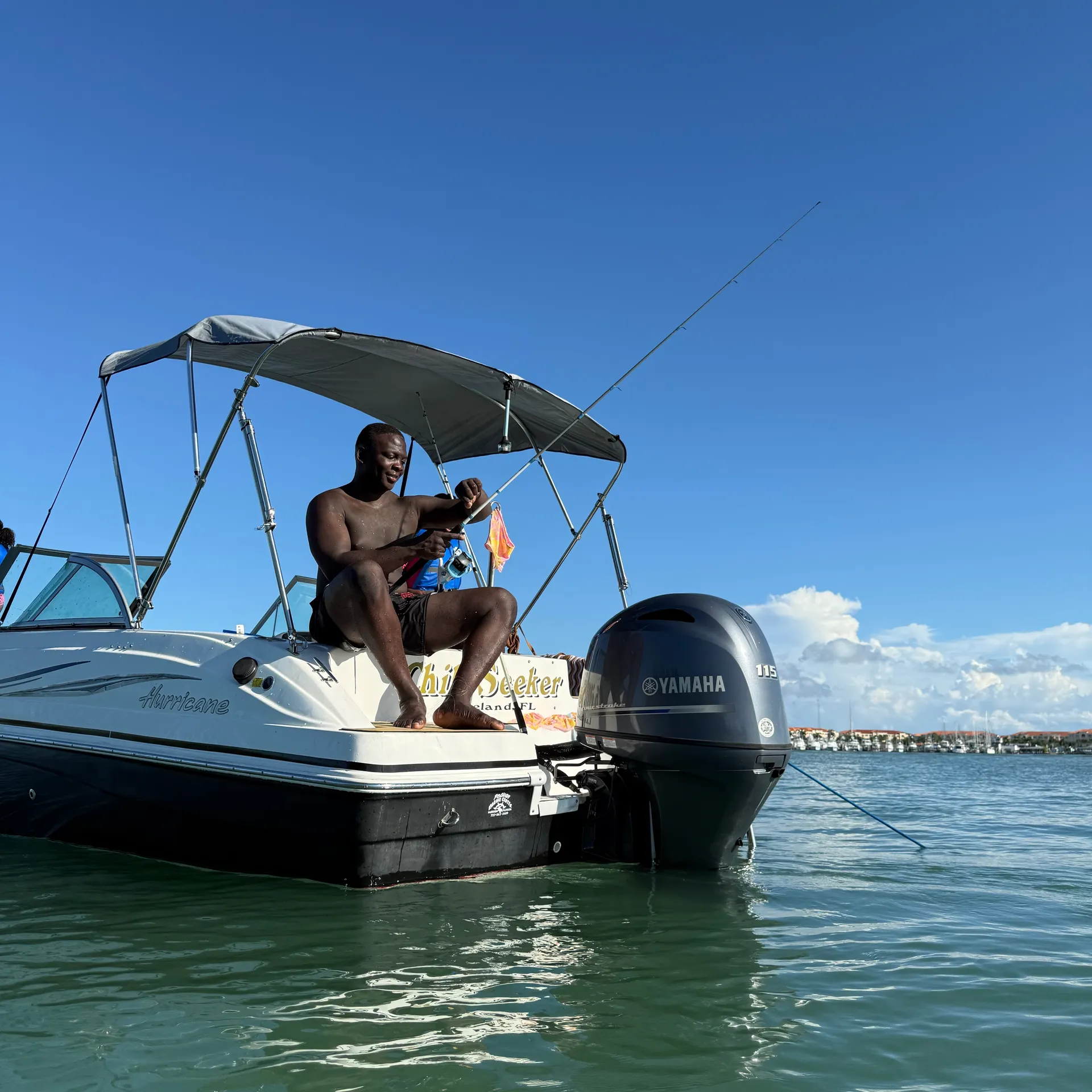 Fun Spacious Deck Boat Seats up to 10 Guests