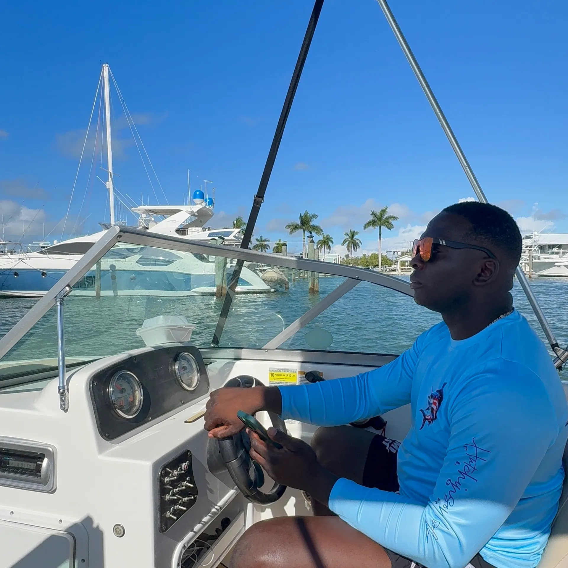 Fun Spacious Deck Boat Seats up to 10 Guests