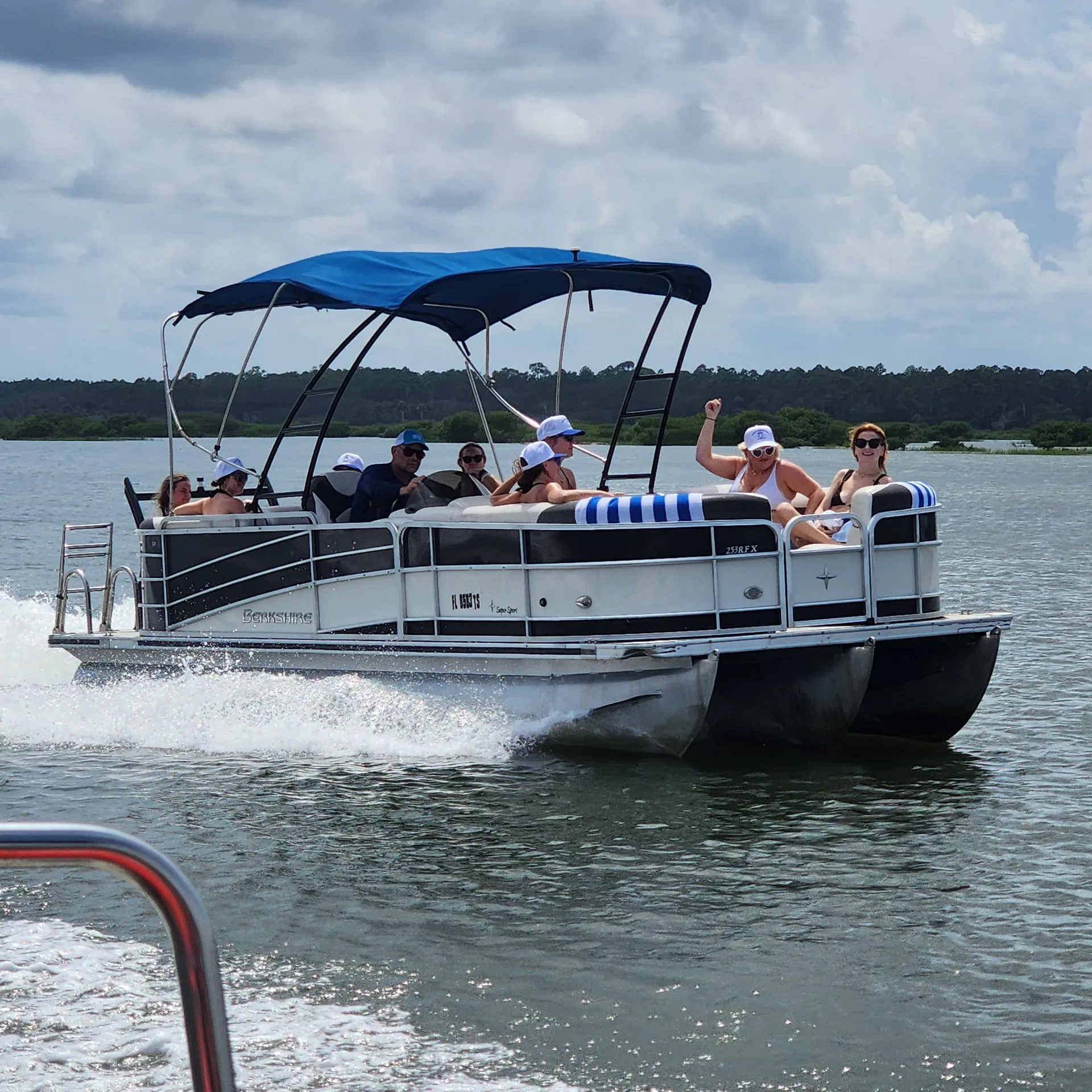 Luxurious and Spacious 14 Person Berkshire 'Toon! Epic Sound System!