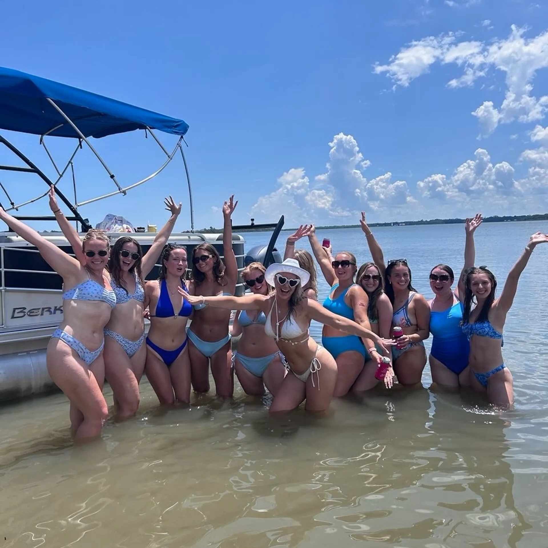 Luxurious and Spacious 14 Person Berkshire 'Toon! Epic Sound System!