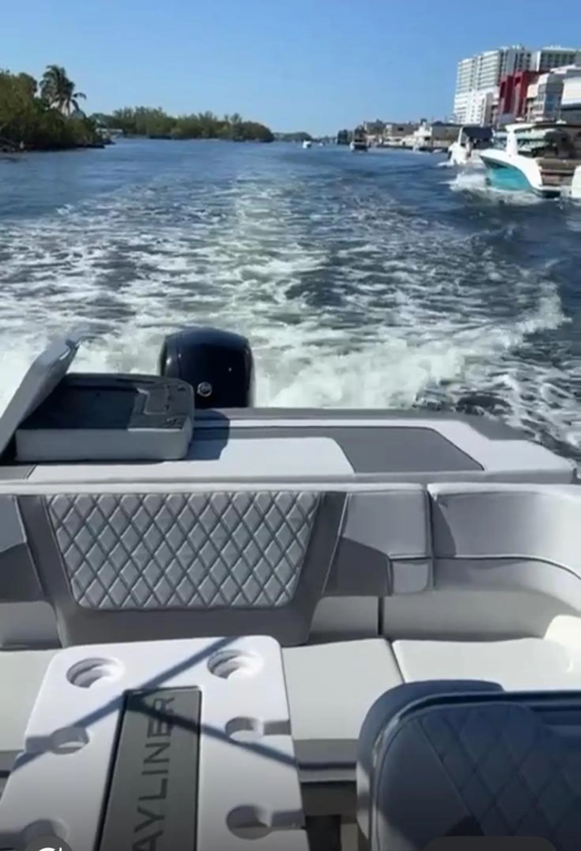Luxury on the Water: New 2024 Bayliner, 2hr Gas and Captain Included