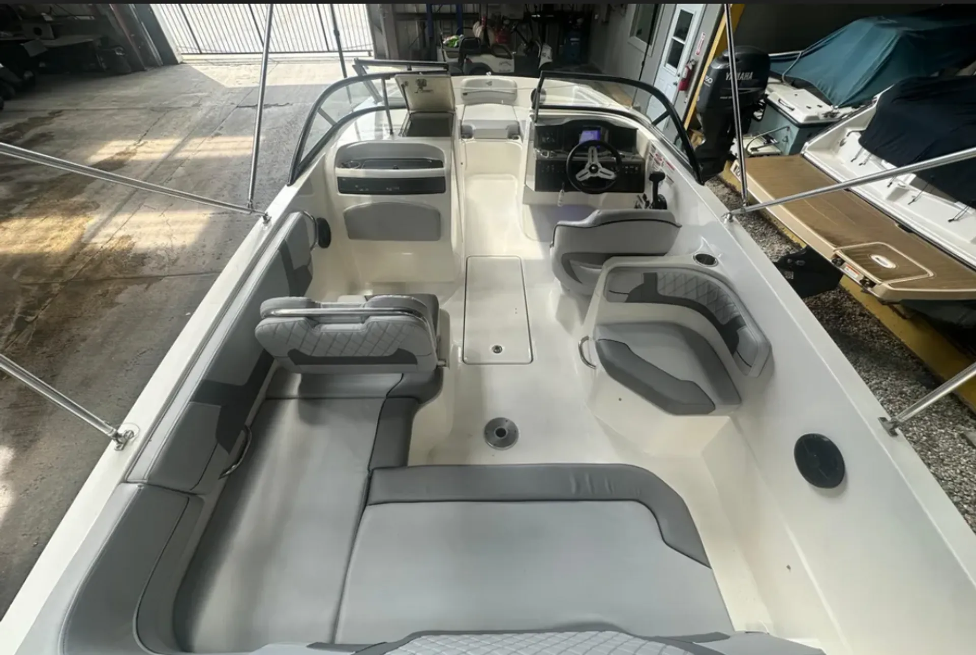 Luxury on the Water: New 2024 Bayliner, 2hr Gas and Captain Included