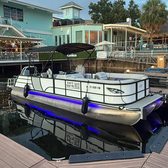 Rent a ENCORE BENTLEY pontoon in Austin, TX near me