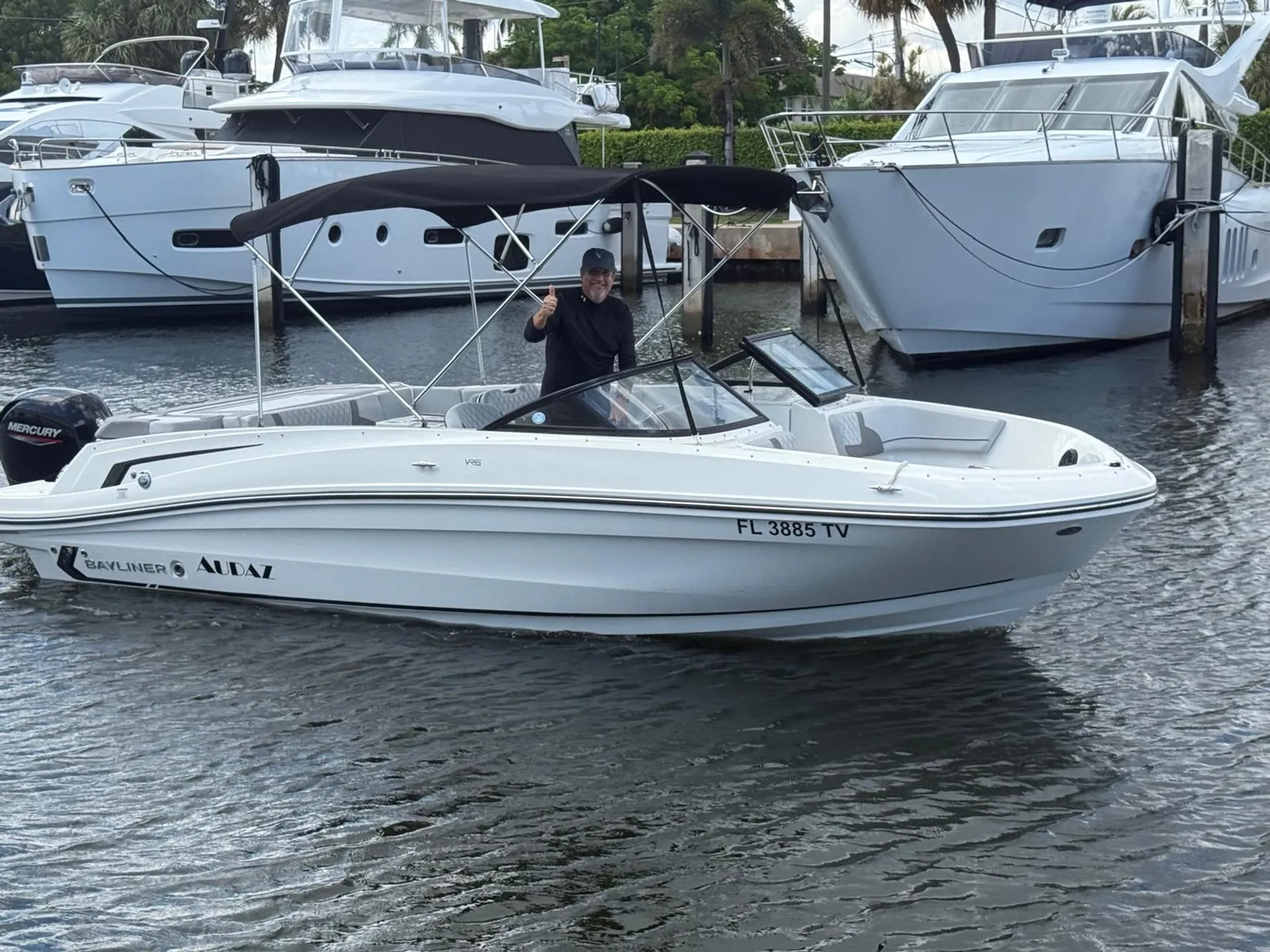 Luxury on the Water: New 2024 Bayliner, 2hr Gas and Captain Included