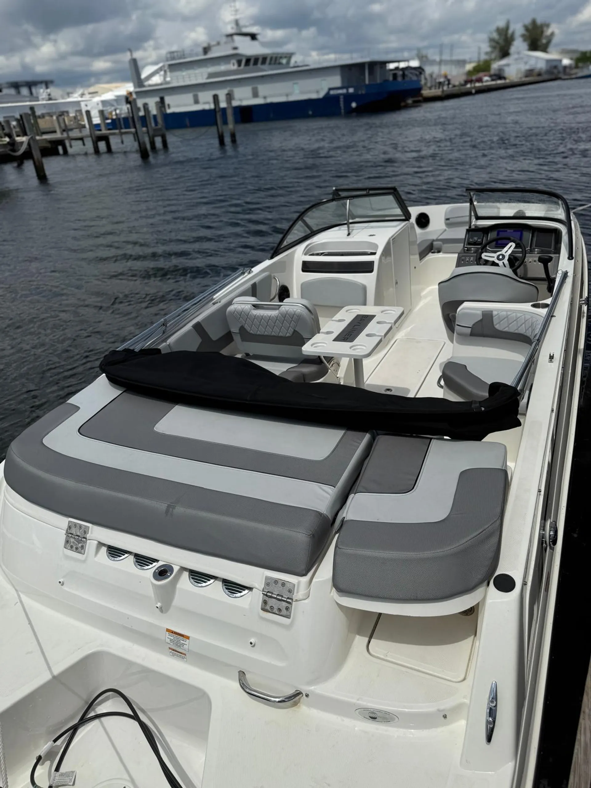 Luxury on the Water: New 2024 Bayliner, 2hr Gas and Captain Included