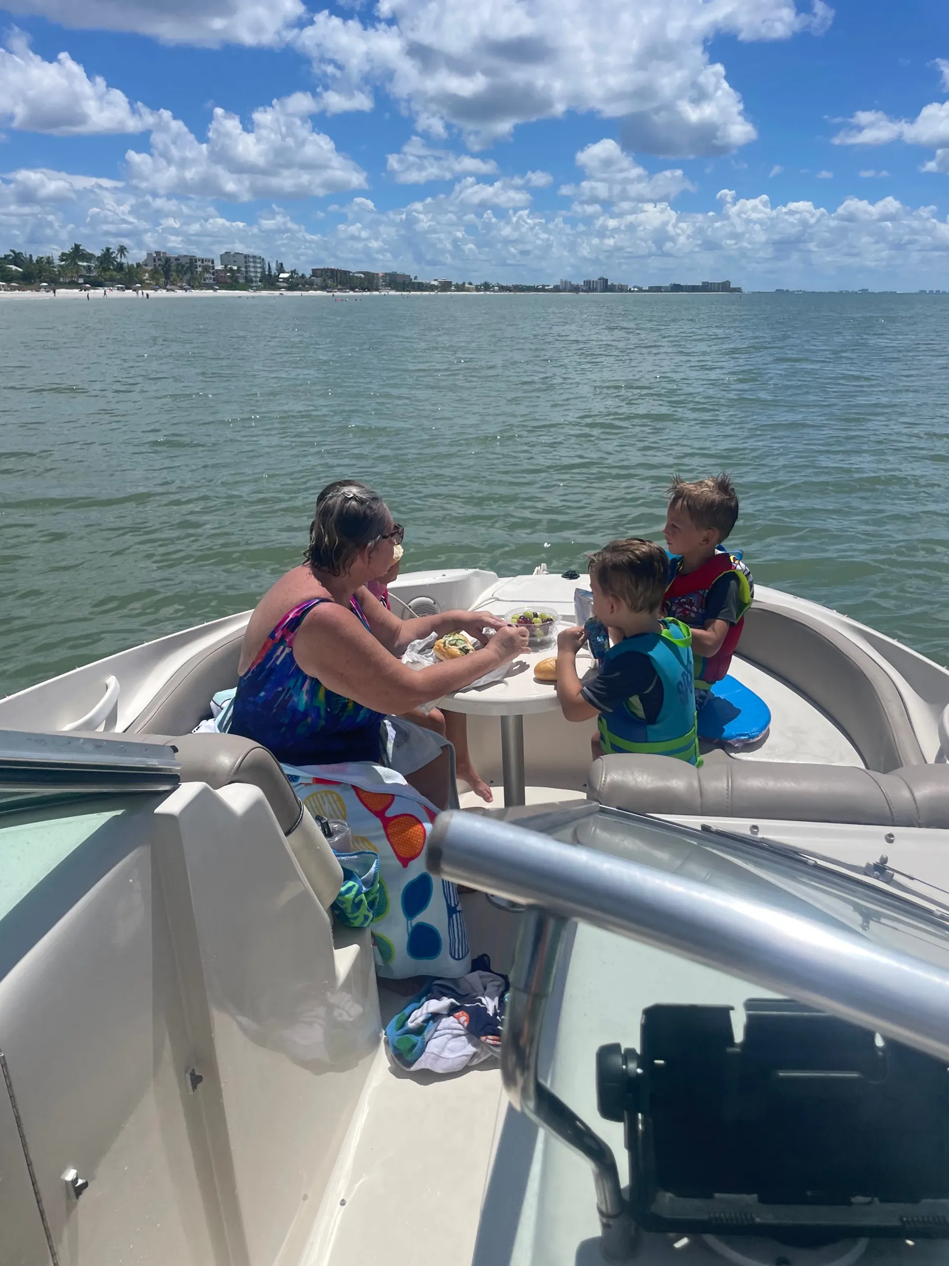 27’ Sea ray deck boat - Great family boat -