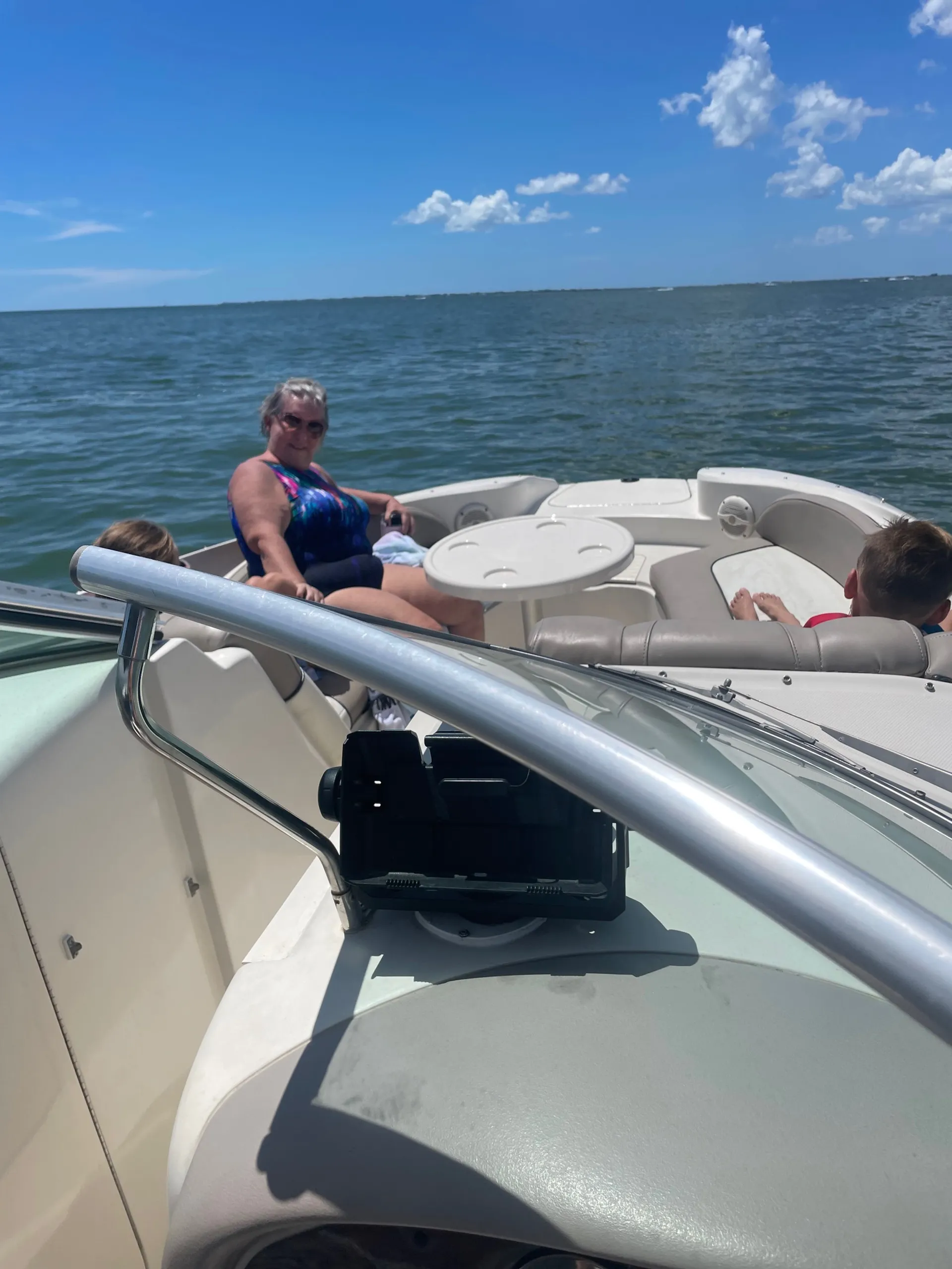 27’ Sea ray deck boat - Great family boat -