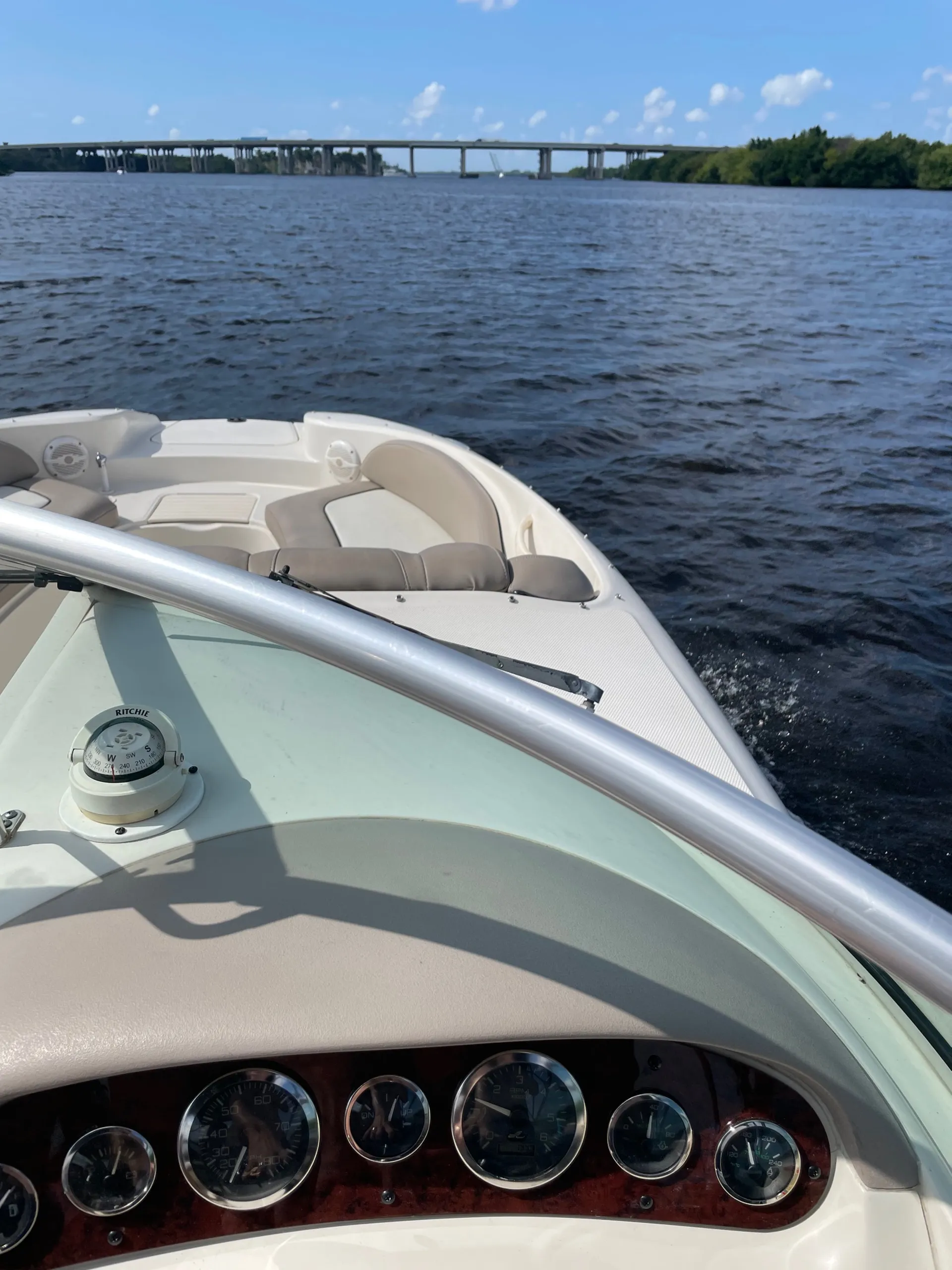 27’ Sea ray deck boat - Great family boat -