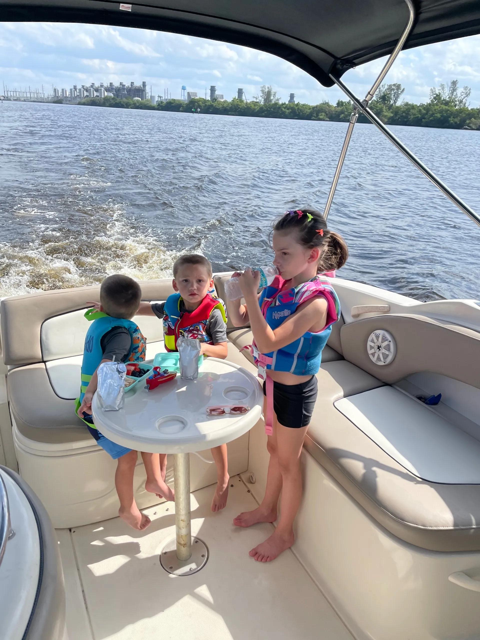 27’ Sea ray deck boat - Great family boat -