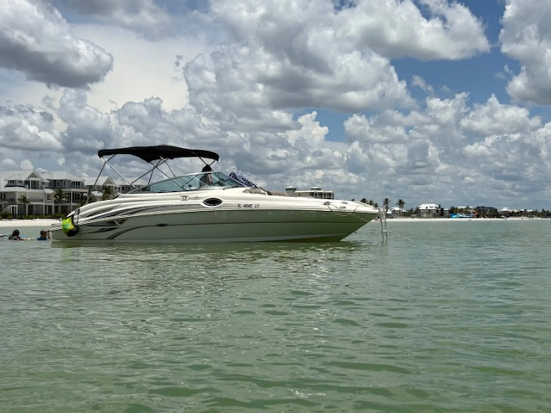 27’ Sea ray deck boat - Great family boat -