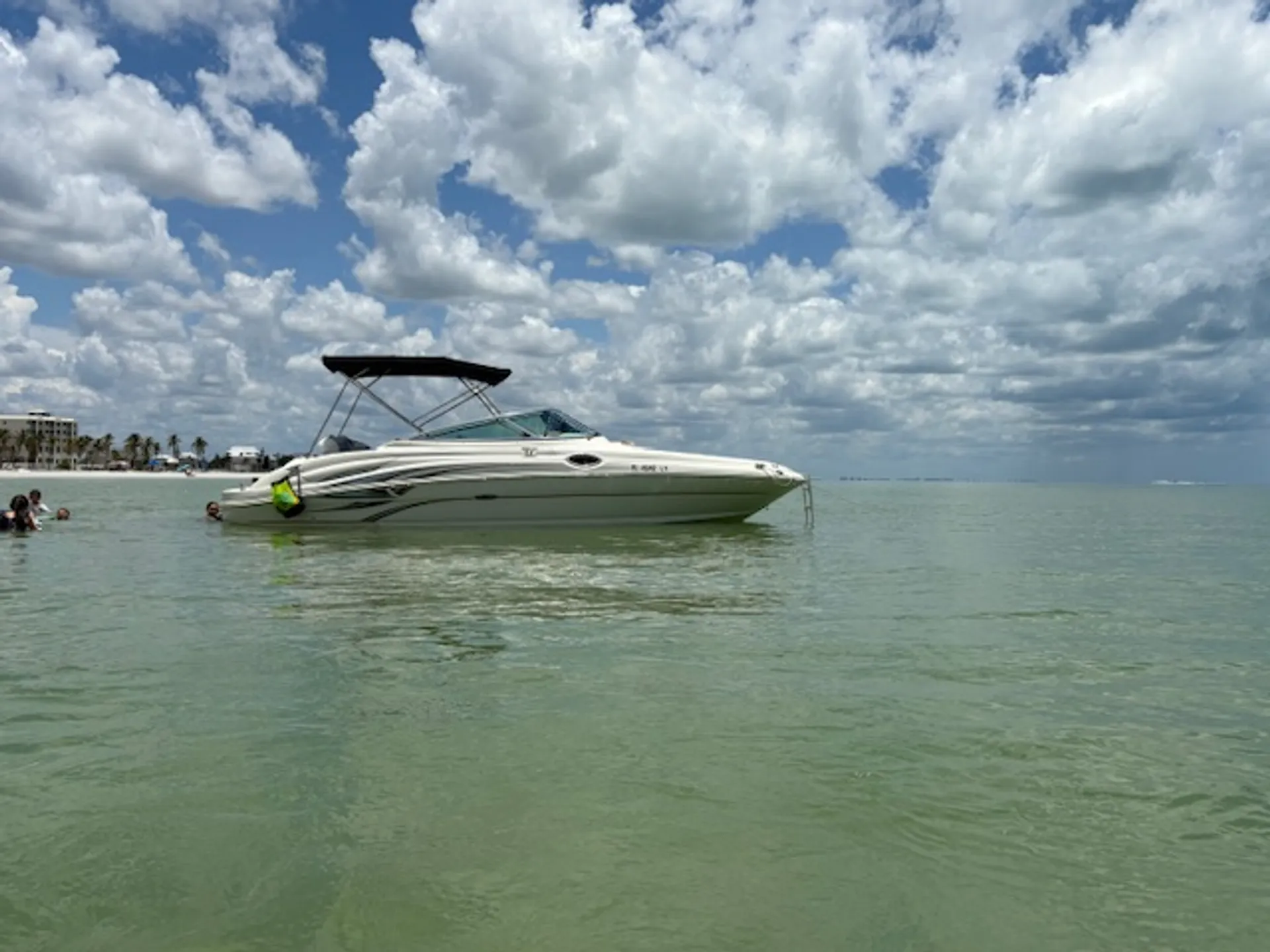 27’ Sea ray deck boat - Great family boat -