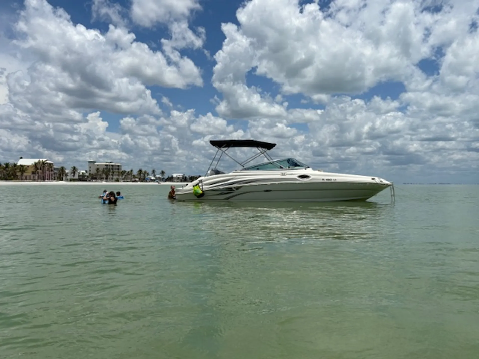 27’ Sea ray deck boat - Great family boat -