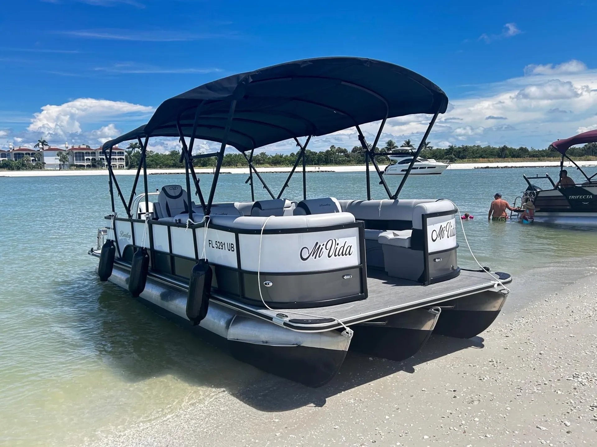 2025 24’ Bentley Legacy Tritoon 10-12 People Capacity Good for Groups