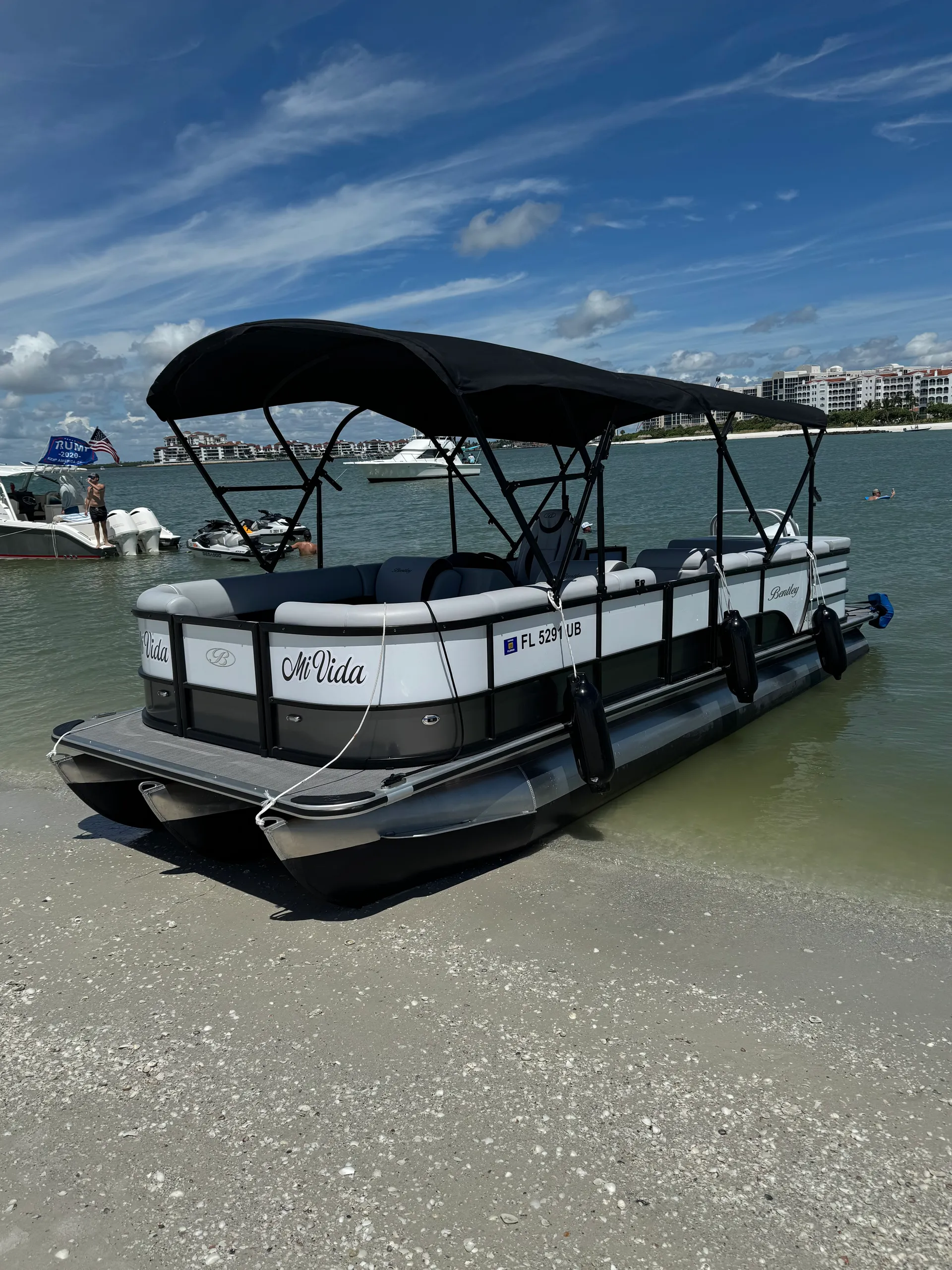 2025 24’ Bentley Legacy Tritoon 10-12 People Capacity Good for Groups