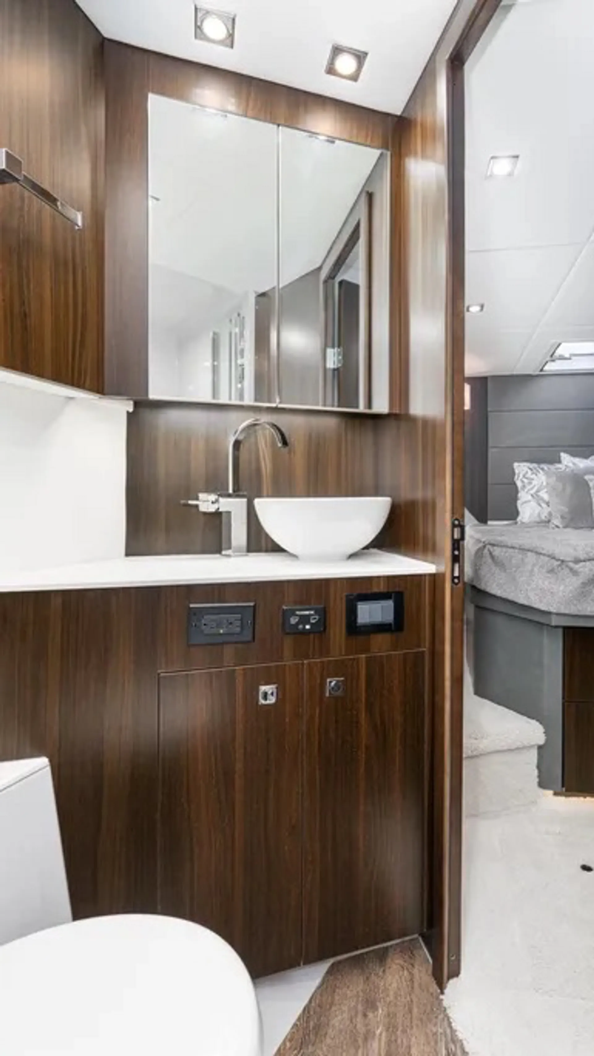 "Cape Venture": The 42 Cantius