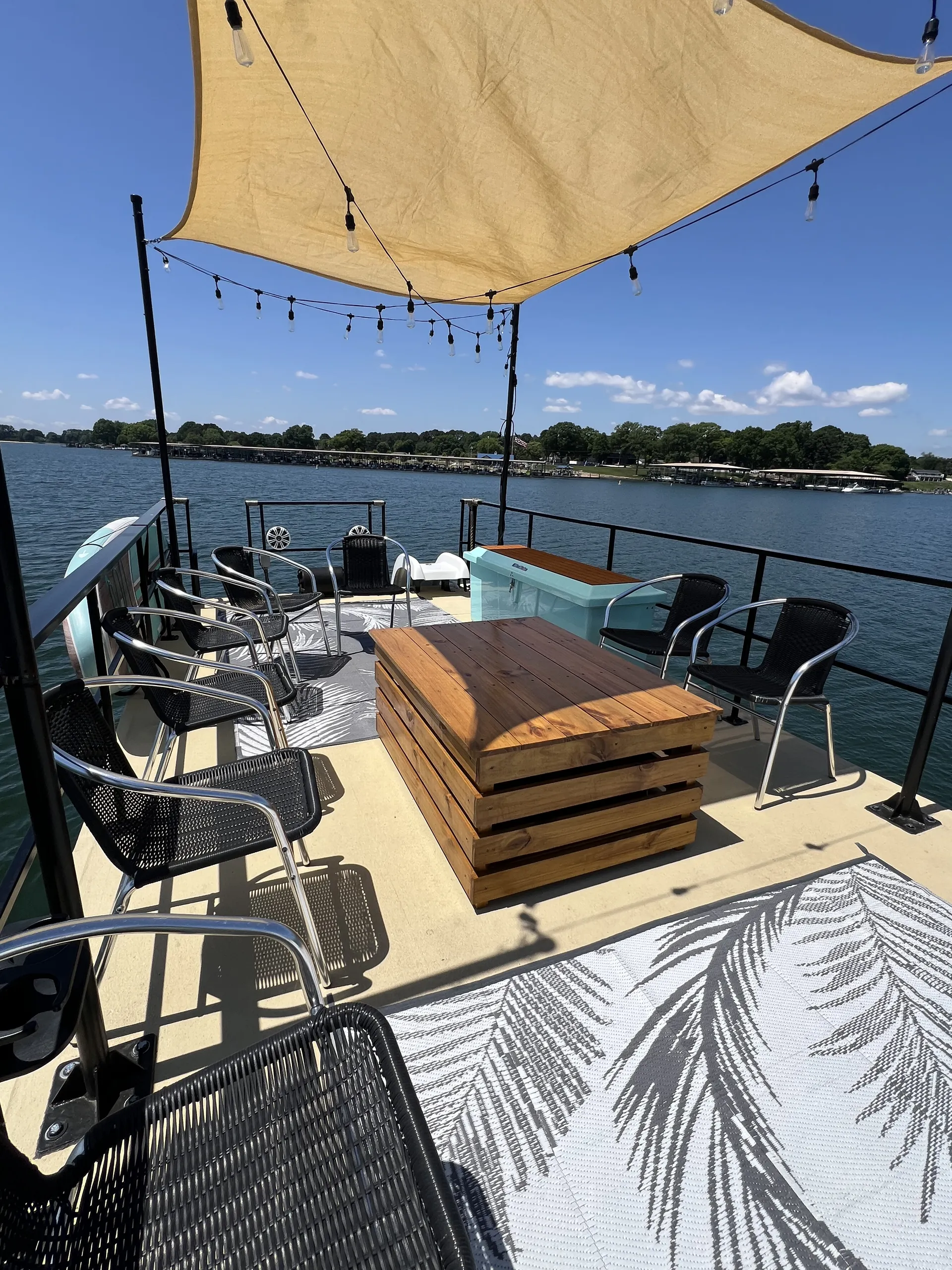 The Tiki Hut – Your Floating Paradise on Lake Norman