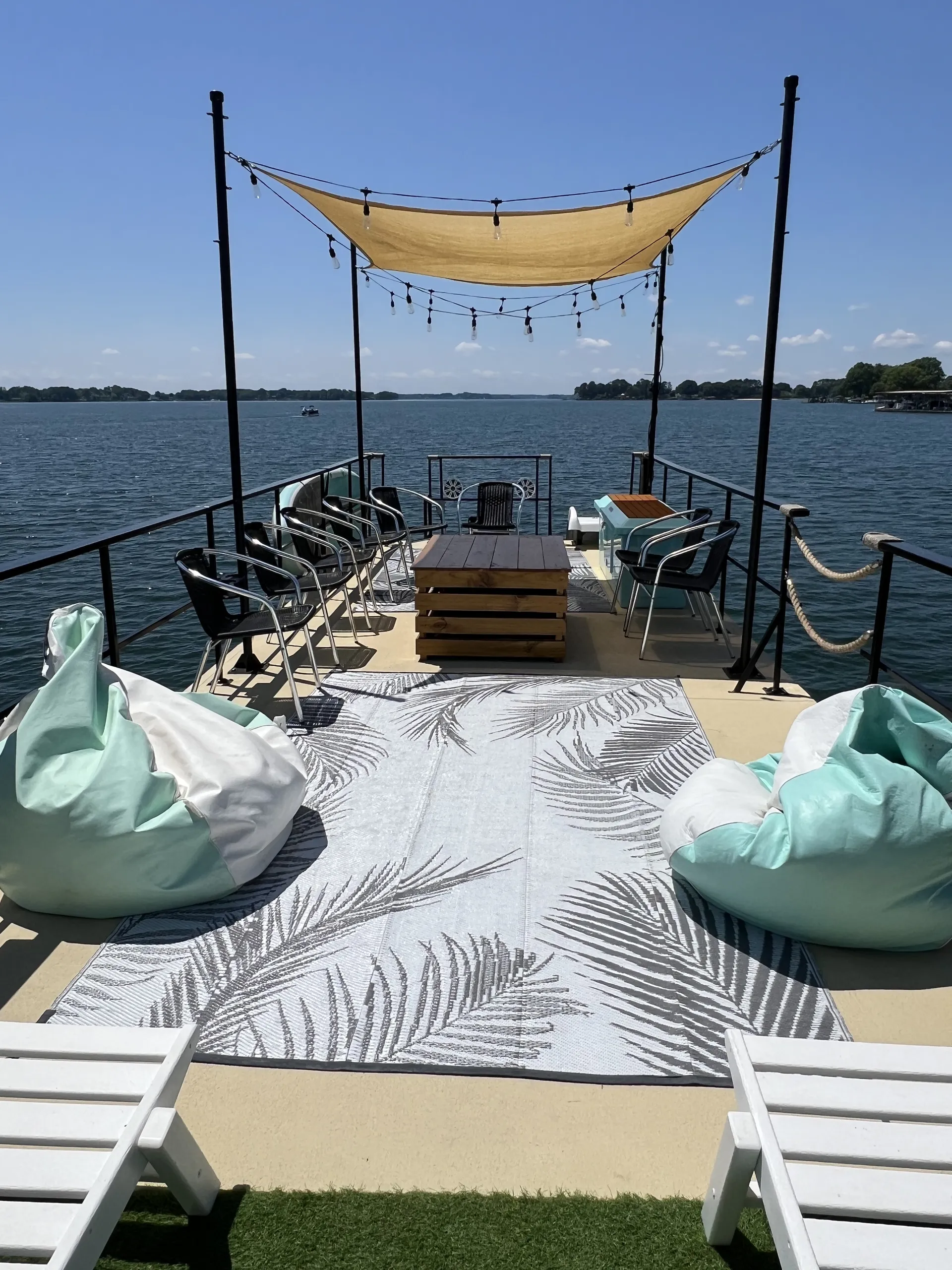 The Tiki Hut – Your Floating Paradise on Lake Norman