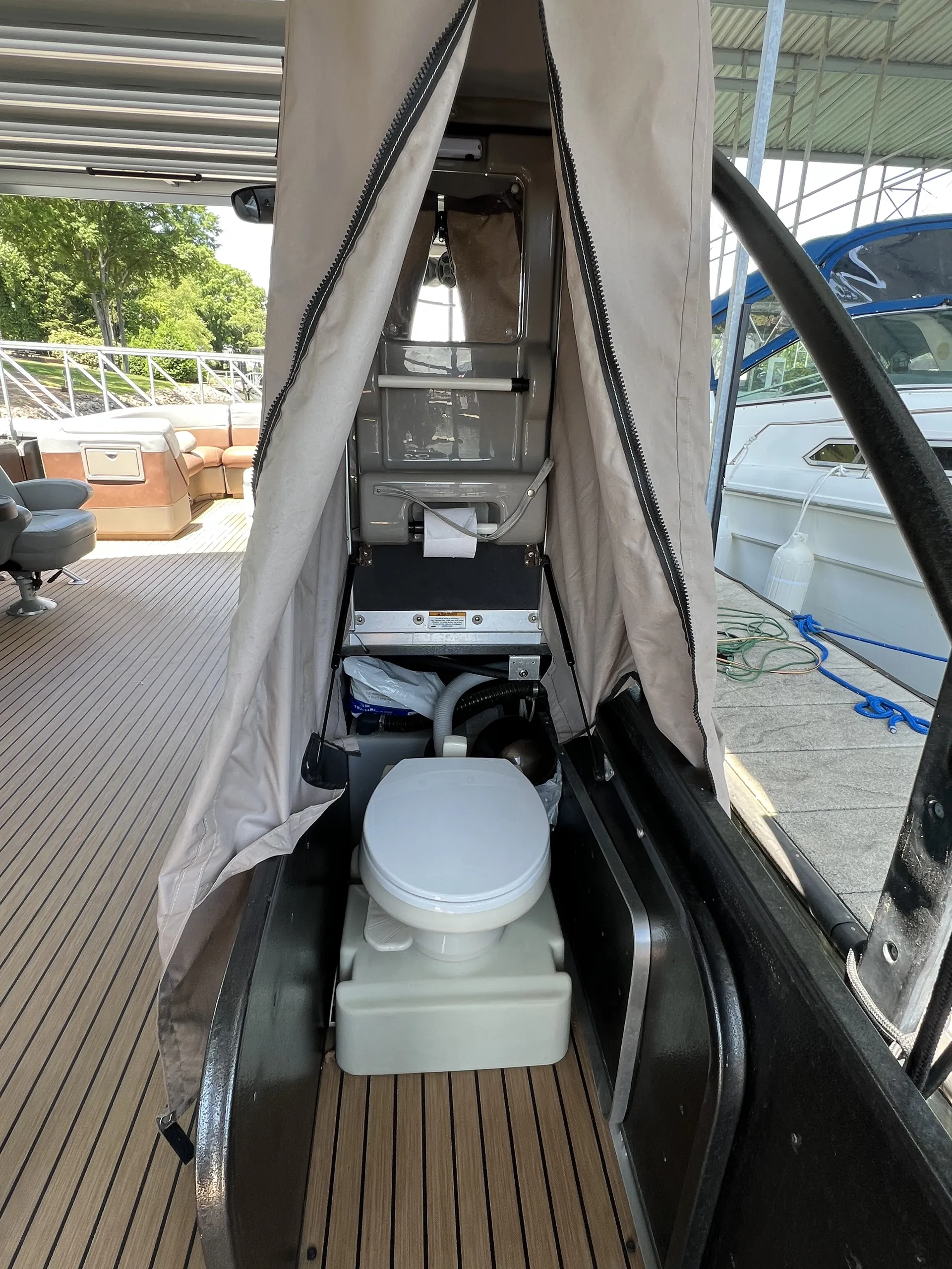 La Cantina – 31' Premier SkyDek Tritoon