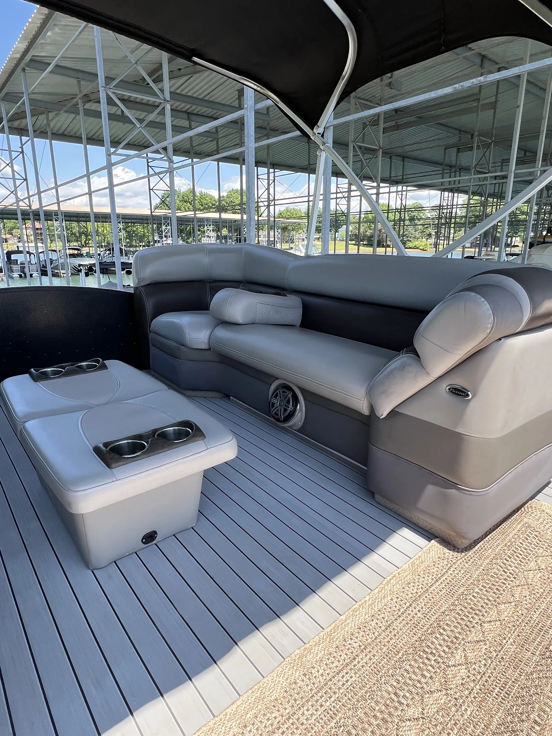 La Cantina – 31' Premier SkyDek Tritoon