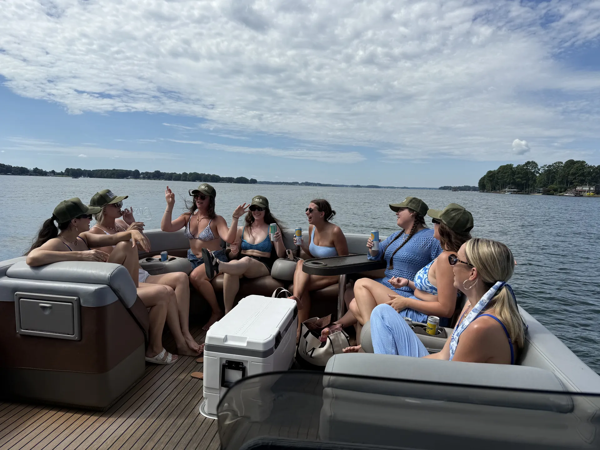 La Cantina – 31' Premier SkyDek Tritoon