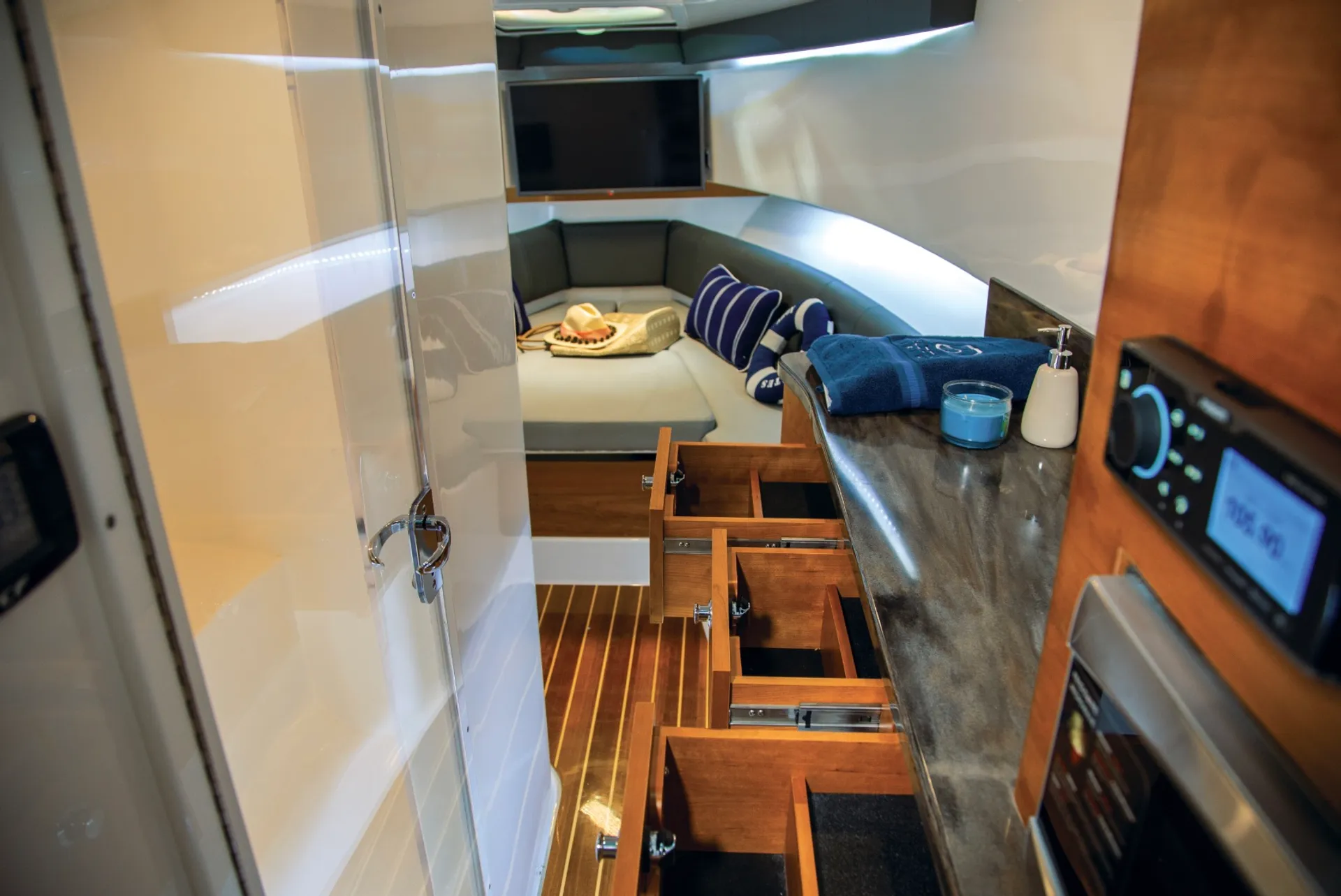 Private Center Console Yacht – Luxury Meets Adventure, Your Way