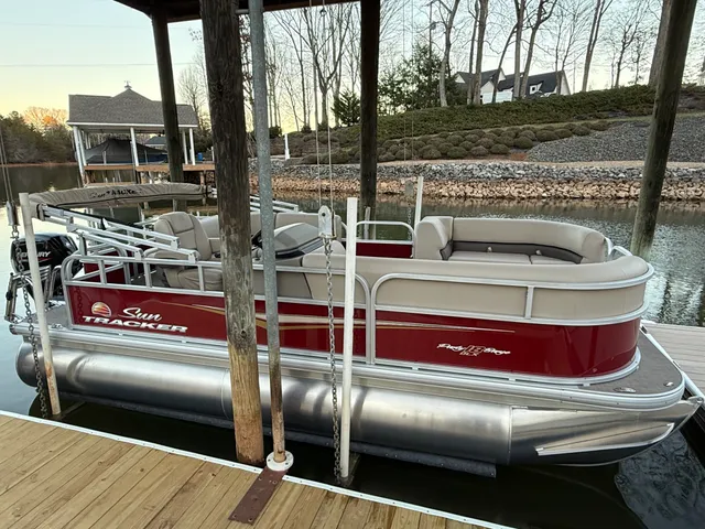 Rent a SUN TRACKER pontoon in Moneta, VA near me