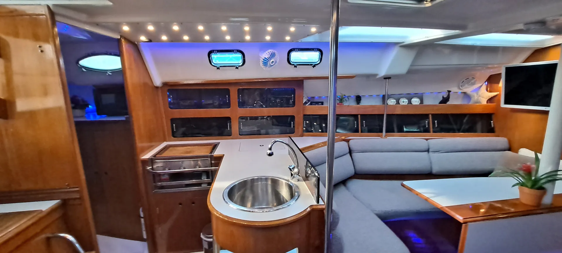 HUNTER LEGEND 35 SAILBOAT CRUISER MOTORSAILER