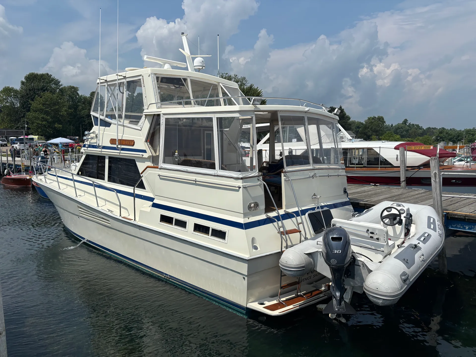 VIKING YACHT 44 MOTOR YACHT in Harrison Township, MI — photo 3