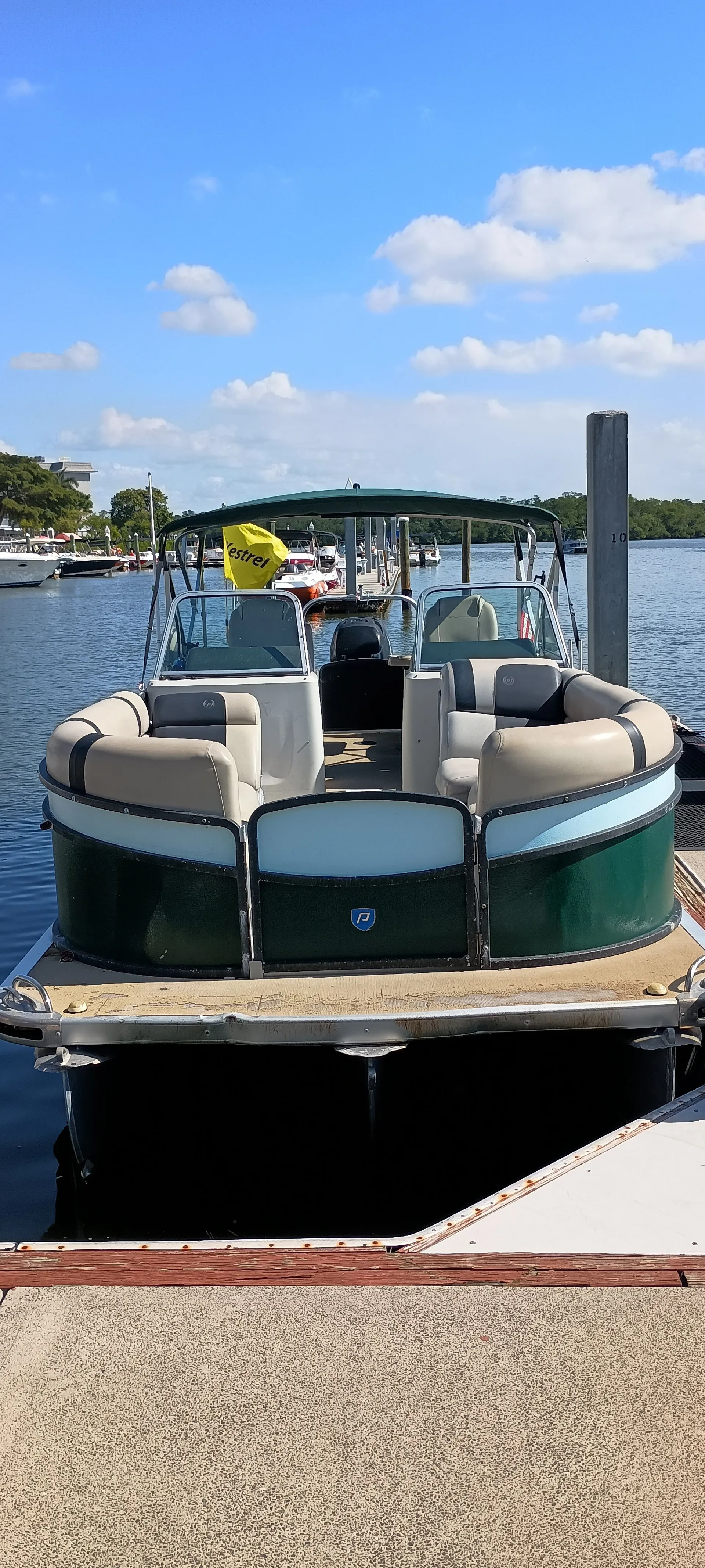 Deluxe 27' Tritoon w/ 300 HP Outboard in the heart of Naples