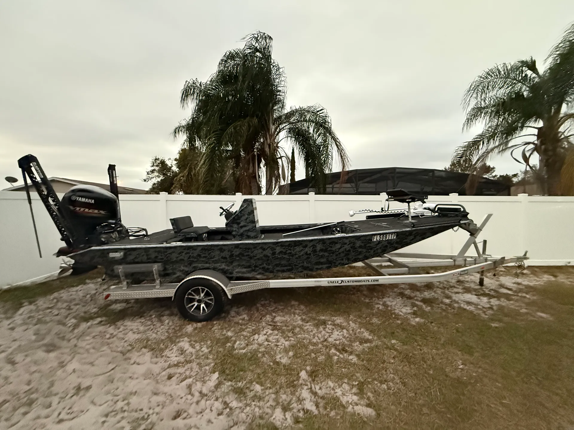 21.5’ Uncle Jay Fishing Boat Fully Loaded w/ Stereo and Power Poles