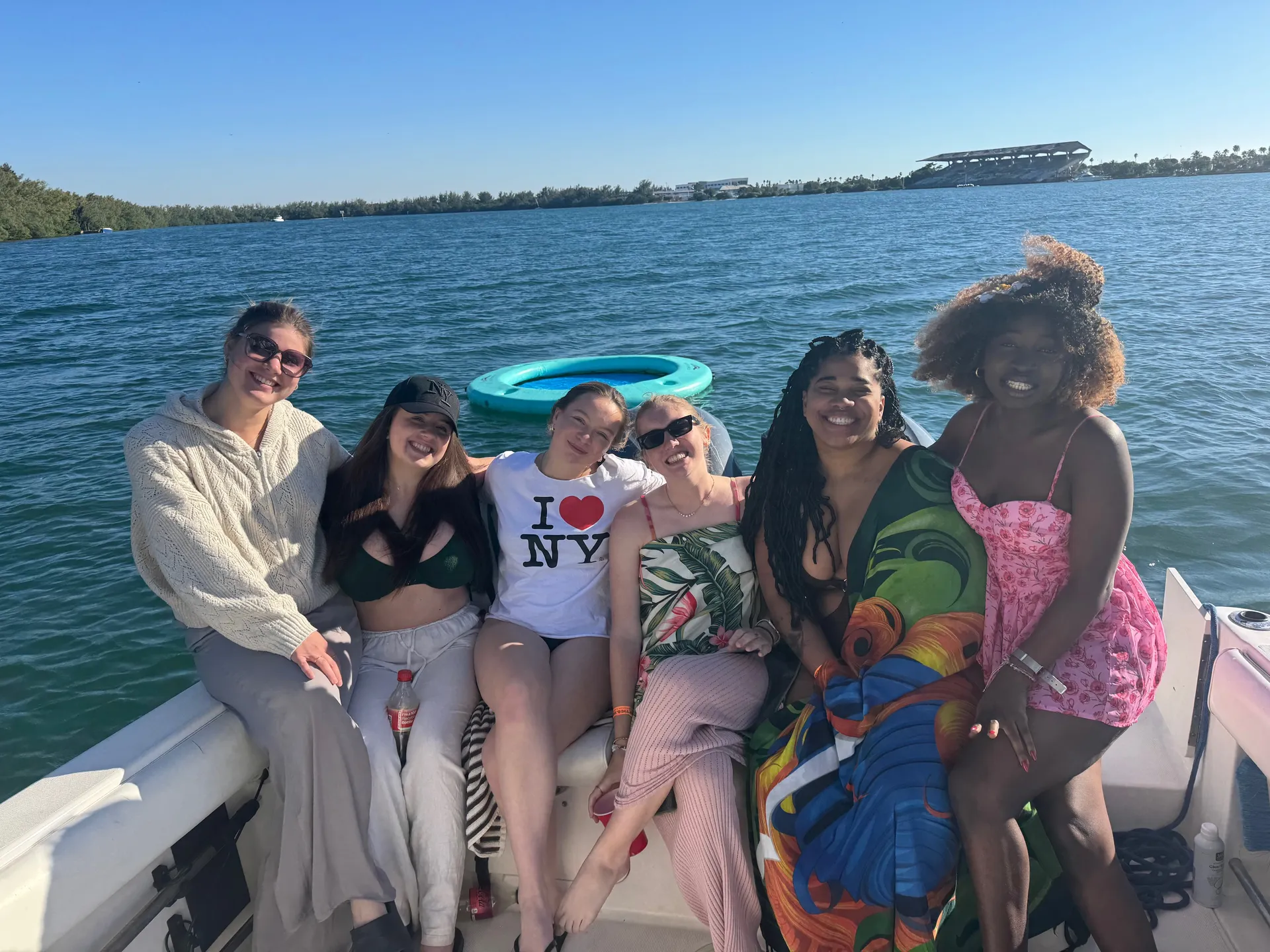 SEA MAVERICK 27’ | YOU DESIGN YOUR TOUR. ENJOY MIAMI WATER AND VIEWS