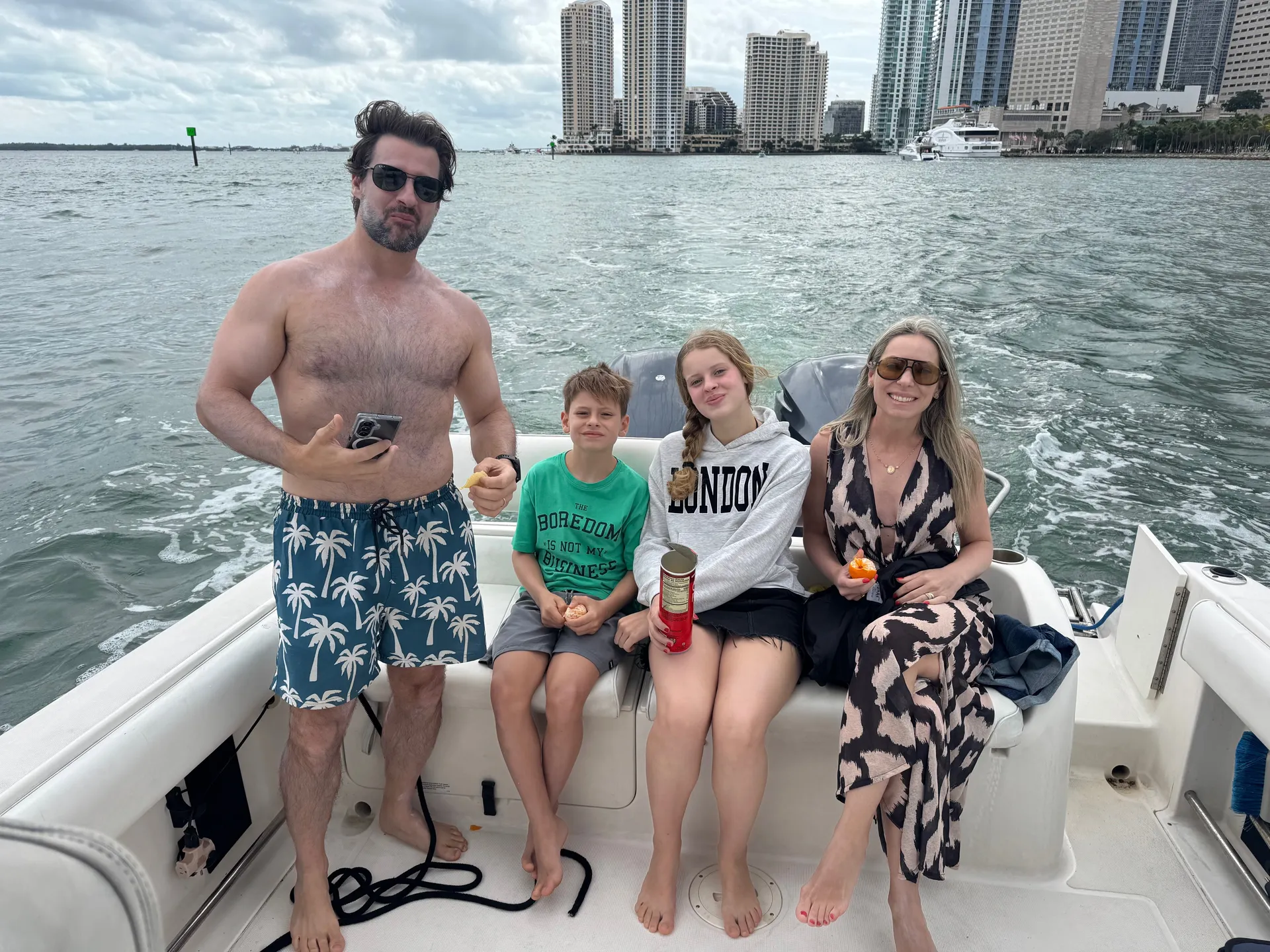 SEA MAVERICK 27’ | YOU DESIGN YOUR TOUR. ENJOY MIAMI WATER AND VIEWS