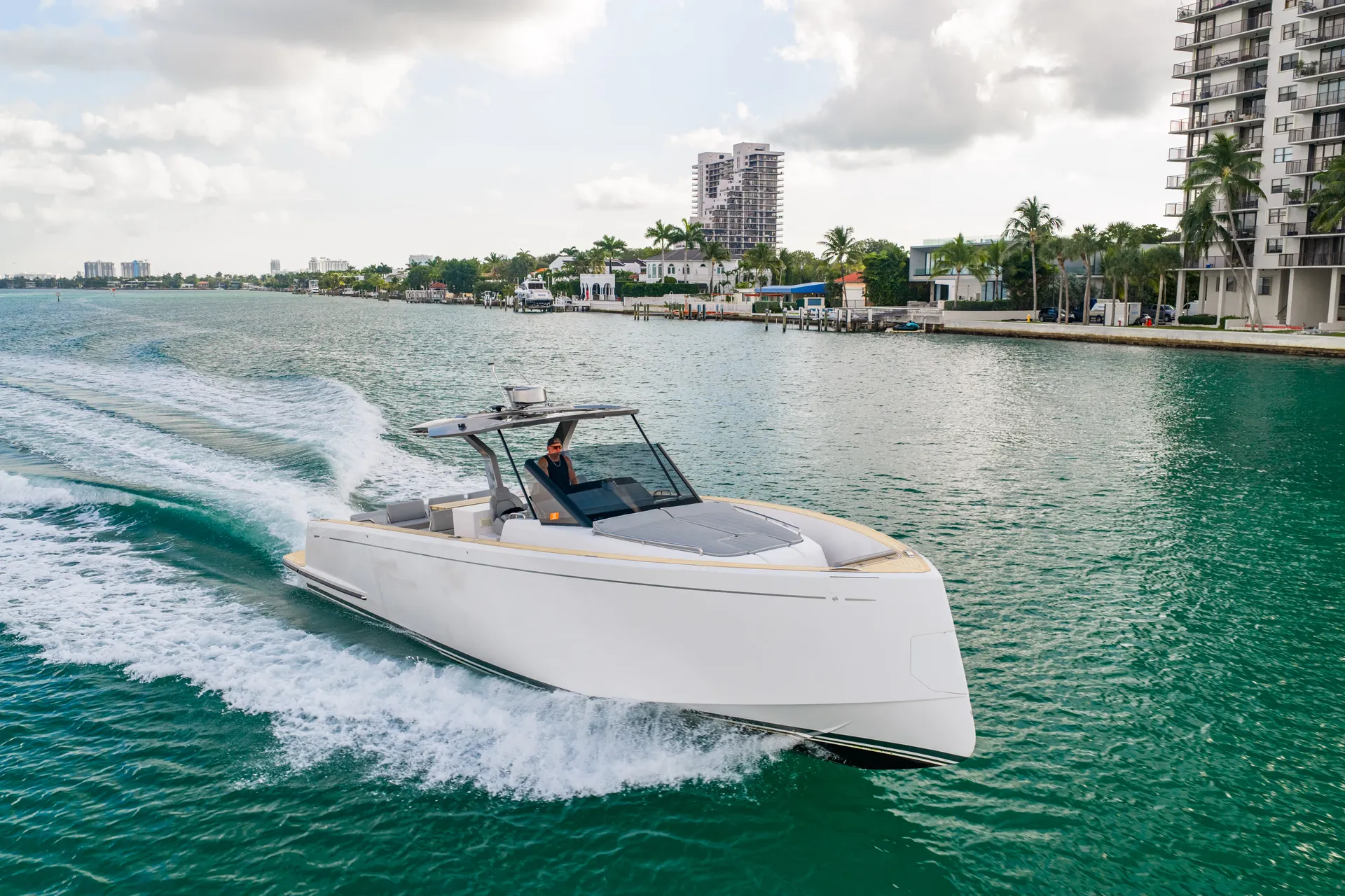 Luxury Day Boat In Montauk NY - Pardo 43